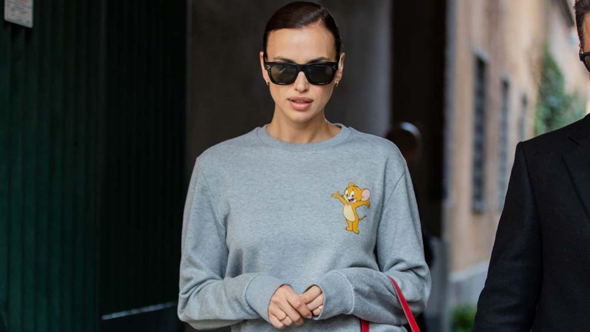 La sudadera de punto de Irina Shayk es perfecta para llevar bajo la americana (y cuesta menos de 20 euros)