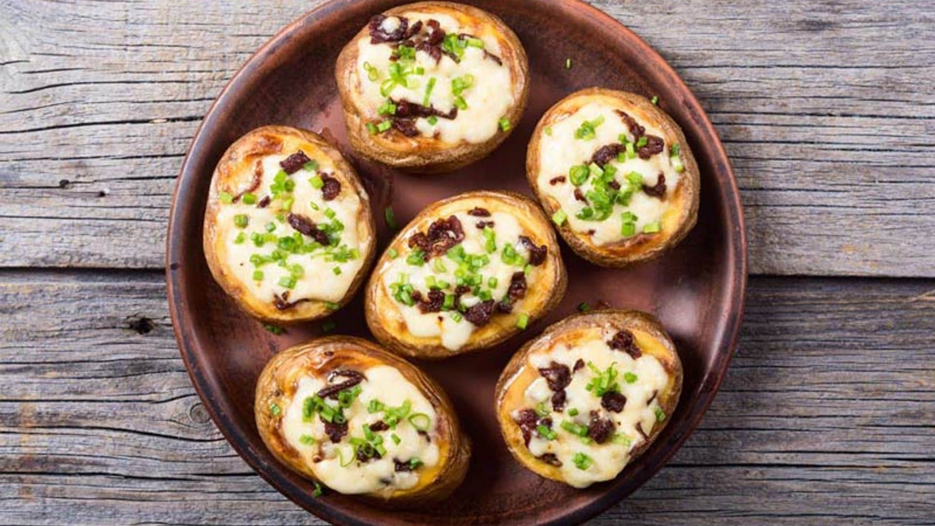 Bocaditos de patata, queso de cabra y mermelada de cebolla