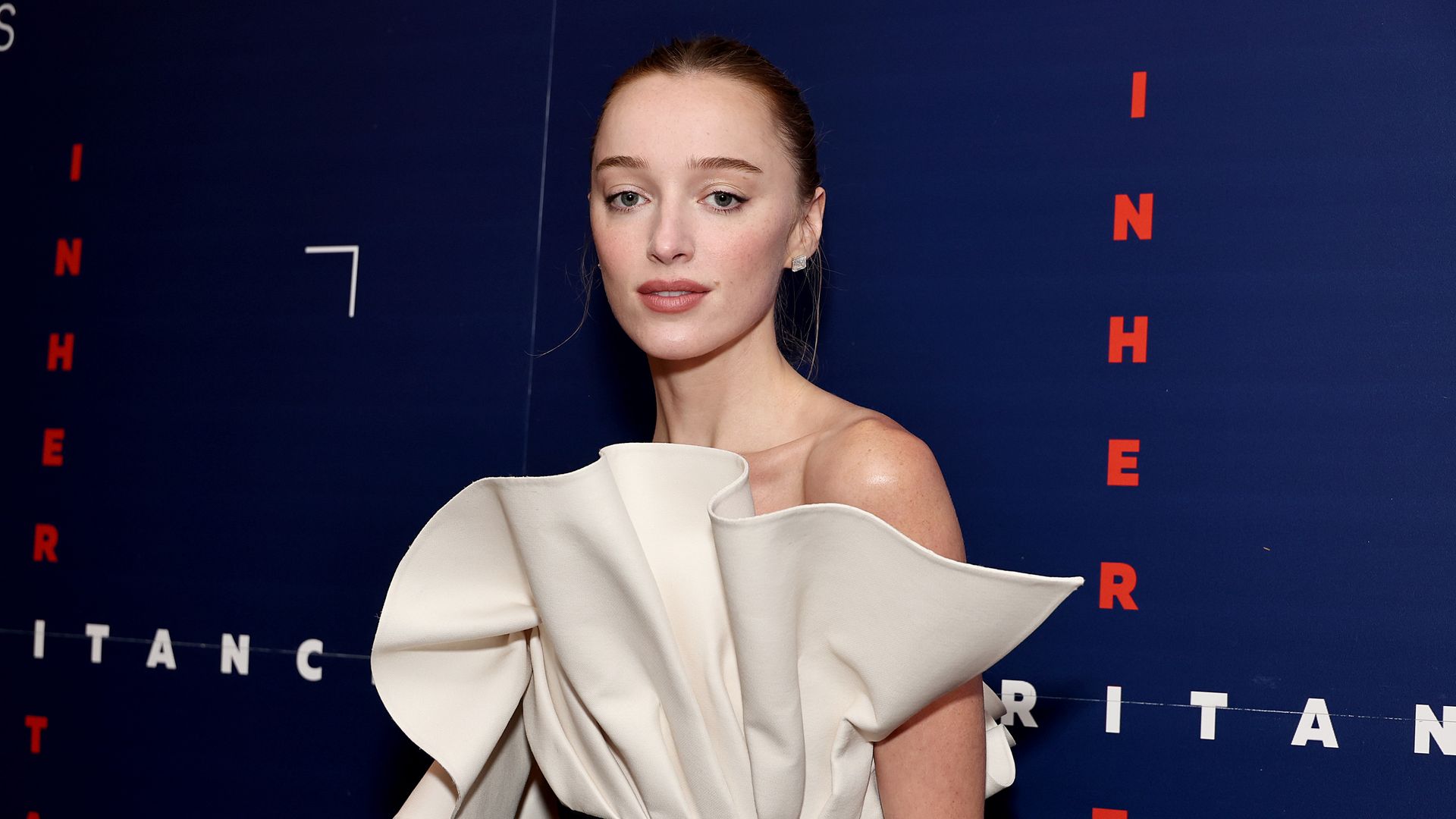 Phoebe Dynevor y su despliegue de ‘glamour’ en Nueva York: 3 looks en 24h