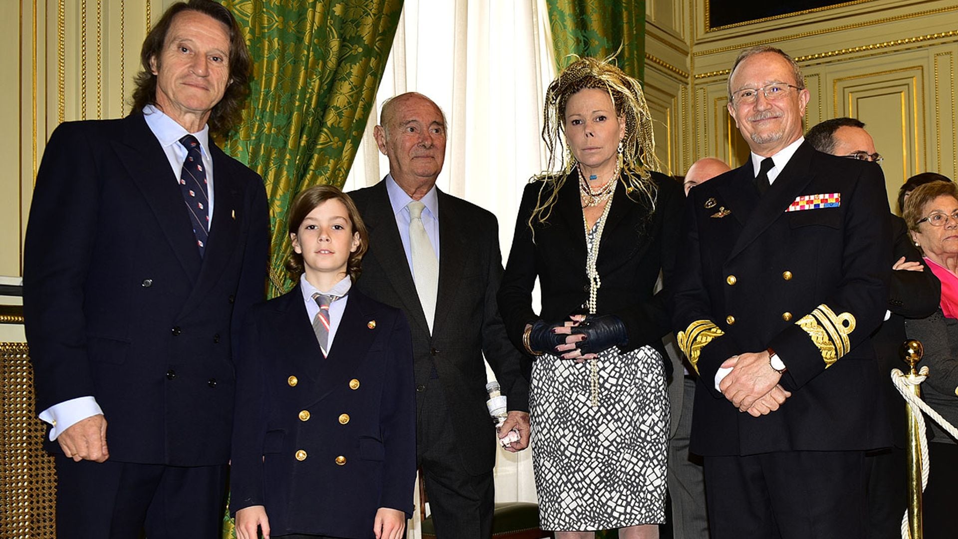 Kitín Muñoz recibe la Cruz del Mérito Naval acompañado por Kalina de Bulgaria y el hijo de ambos