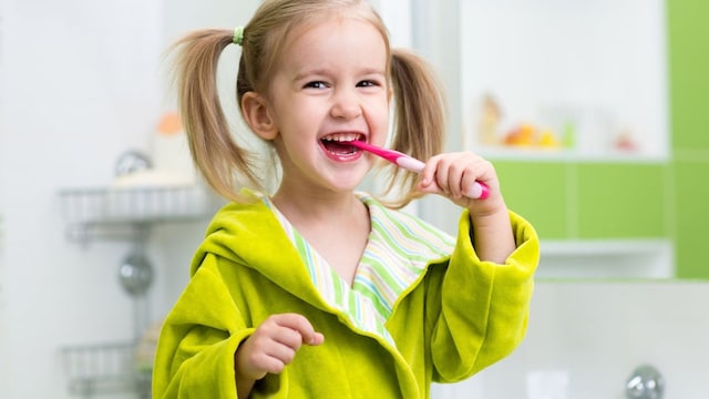 gu a para empezar a lavarse los dientes con pasta y cepillo