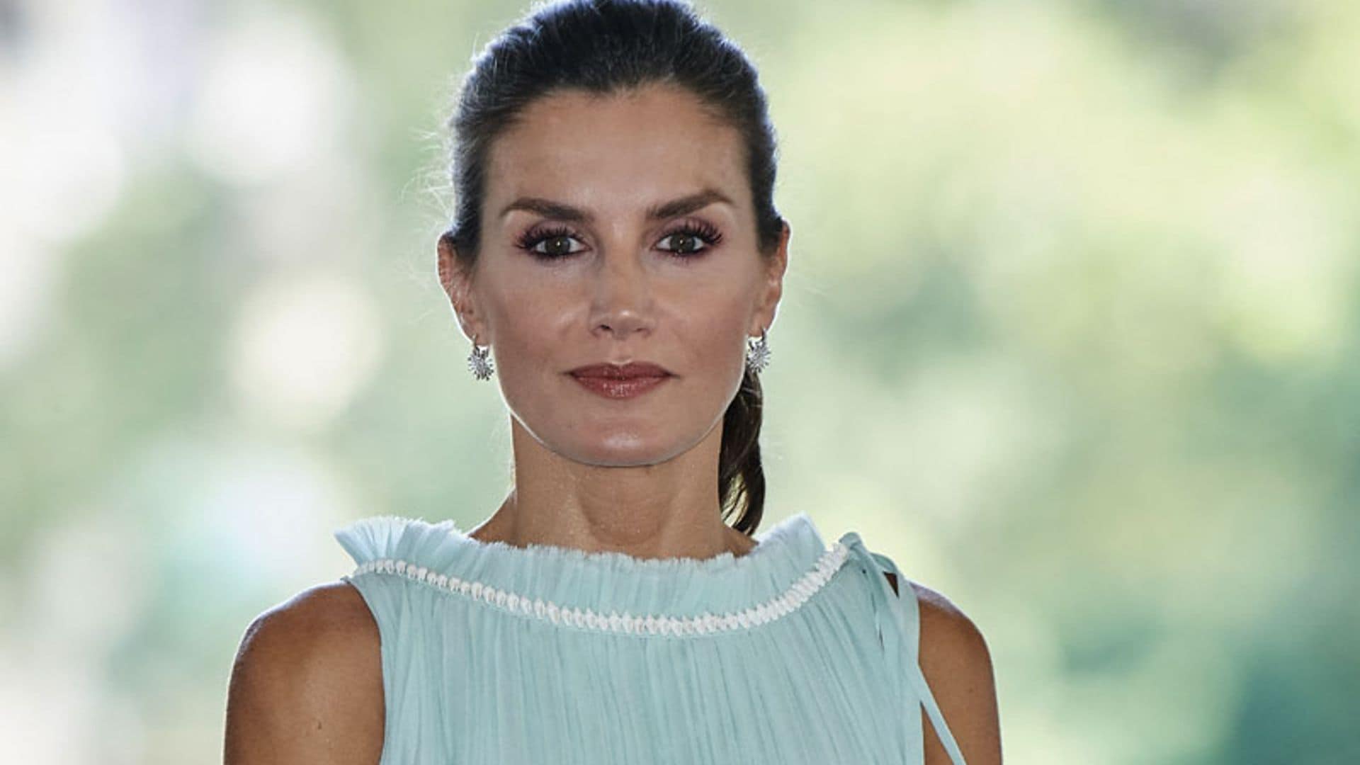 Doña Letizia triunfa con un nuevo vestido-joya y los tacones 'piernas infinitas' de Diana de Gales