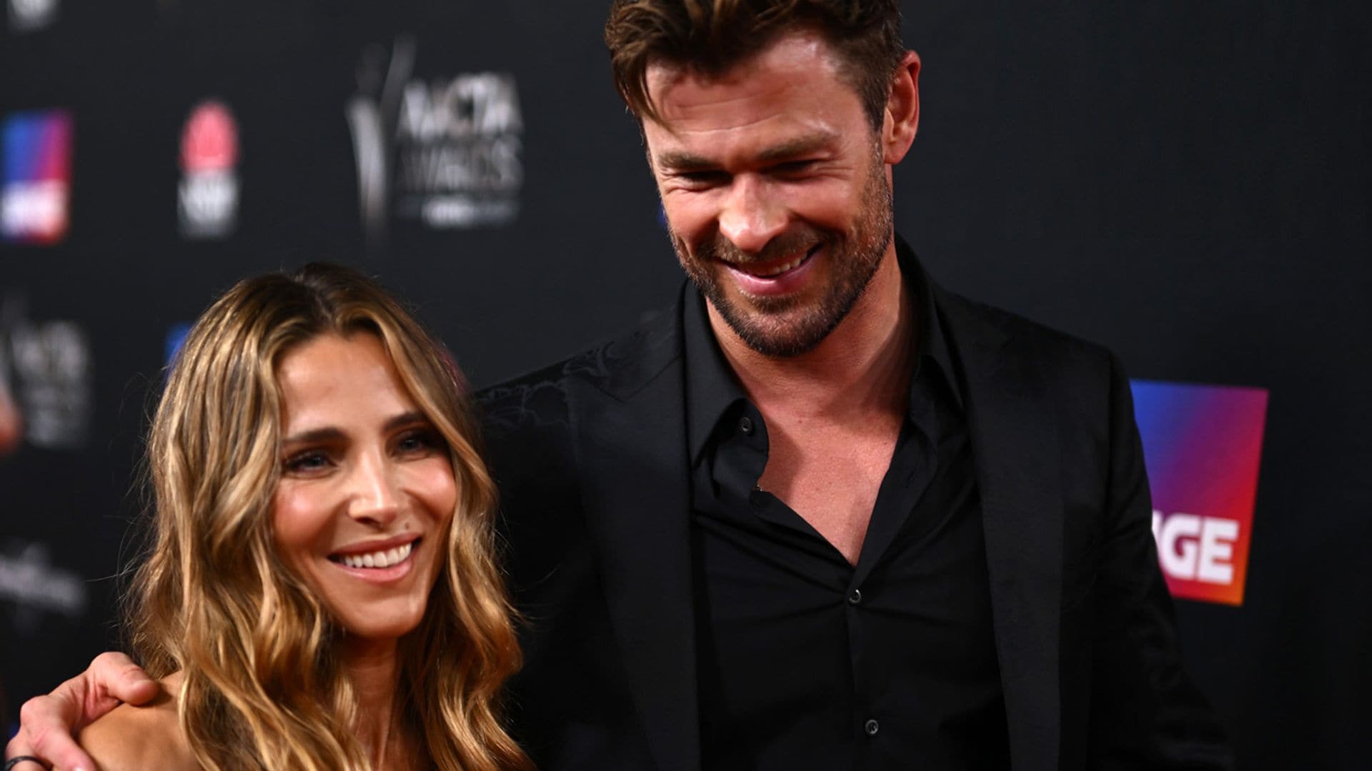 La cara de orgullo de Elsa Pataky al ver a Chris Hemsworth recibir un premio tras anunciar su retirada temporal