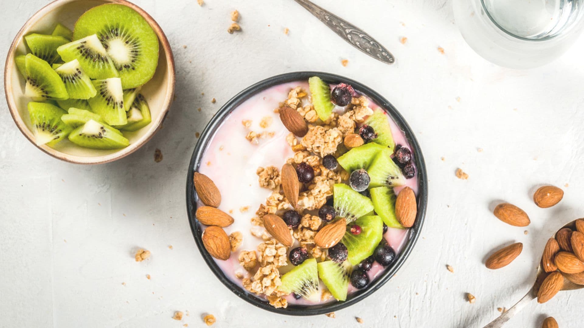 'Bowl' de yogur, kiwi, almendras y granola