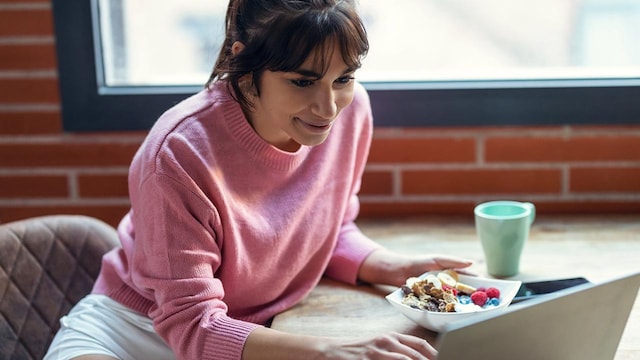 mujer comiendo oficina