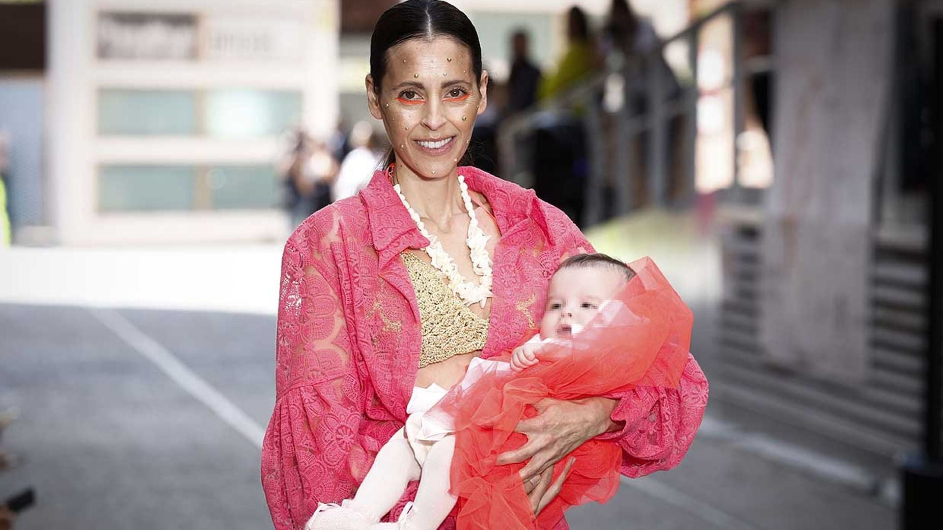Yolanda Font sorprende en la pasarela desfilando con su bebé de cinco meses