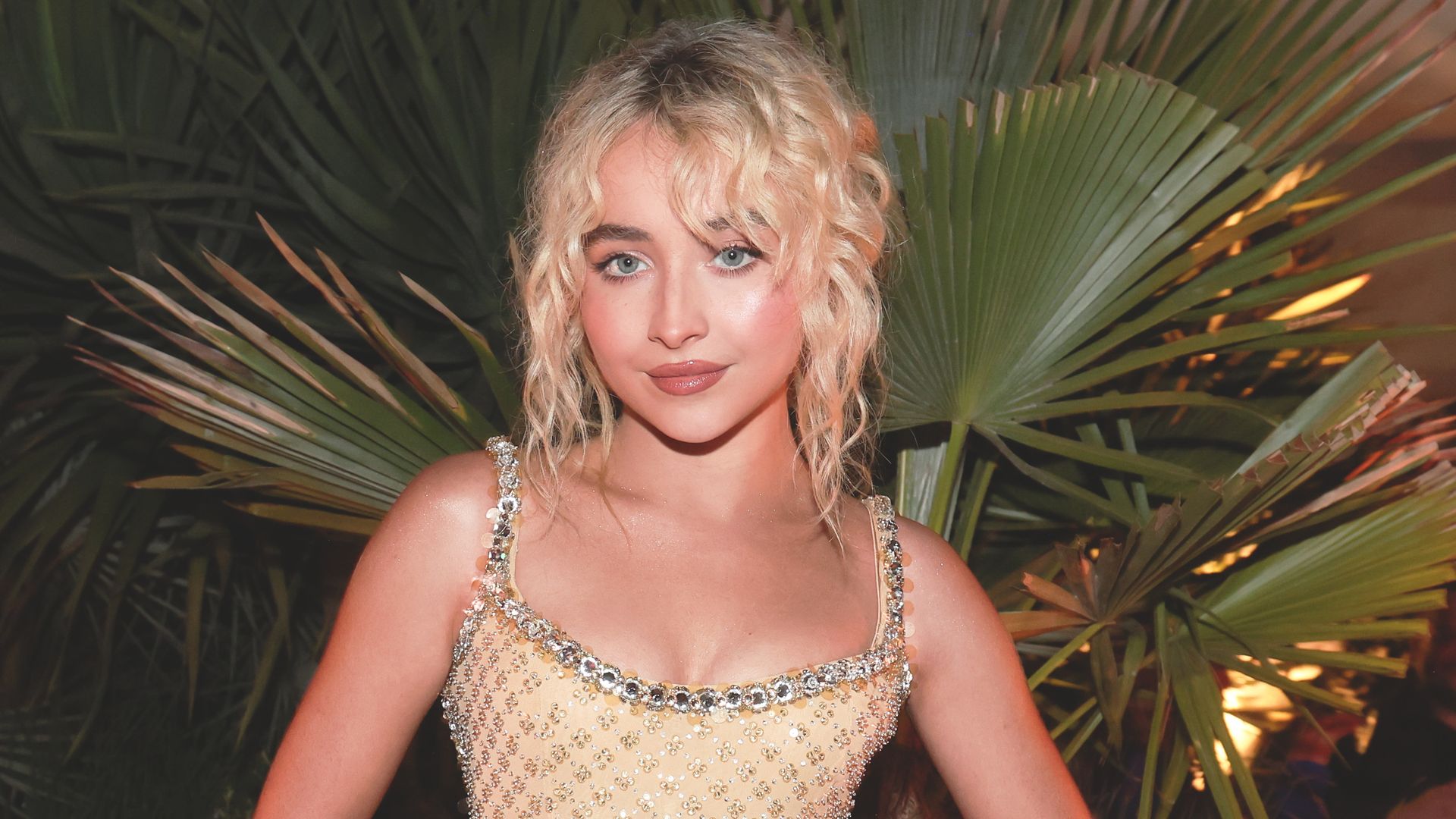 De Sarah Jessica Parker a Sabrina Carpenter: los peinados 'curly' de invitada más elegantes