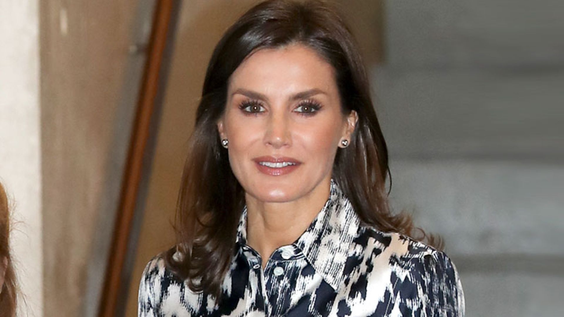 Doña Letizia amplía su colección de diseños estampados con un look de Victoria Beckham