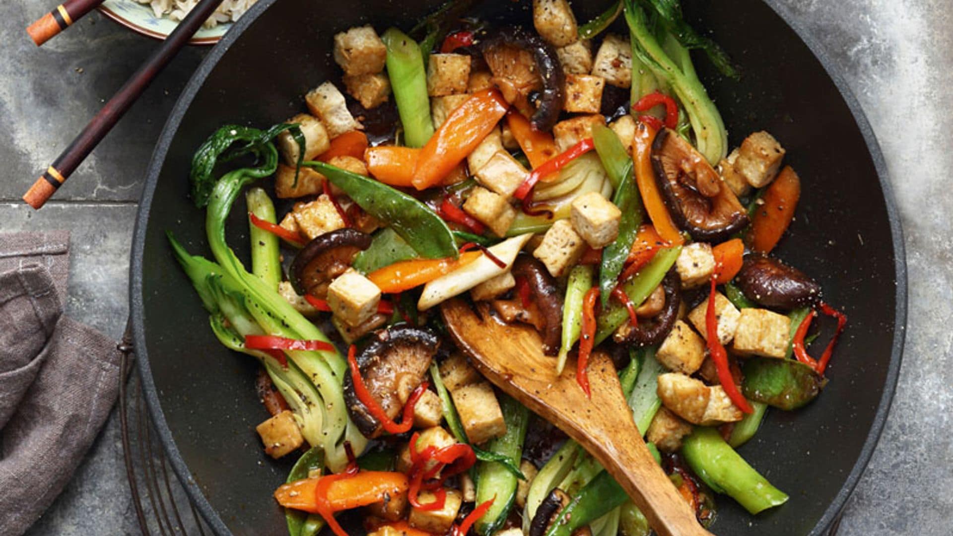 Wok de tofu marinado y vegetales