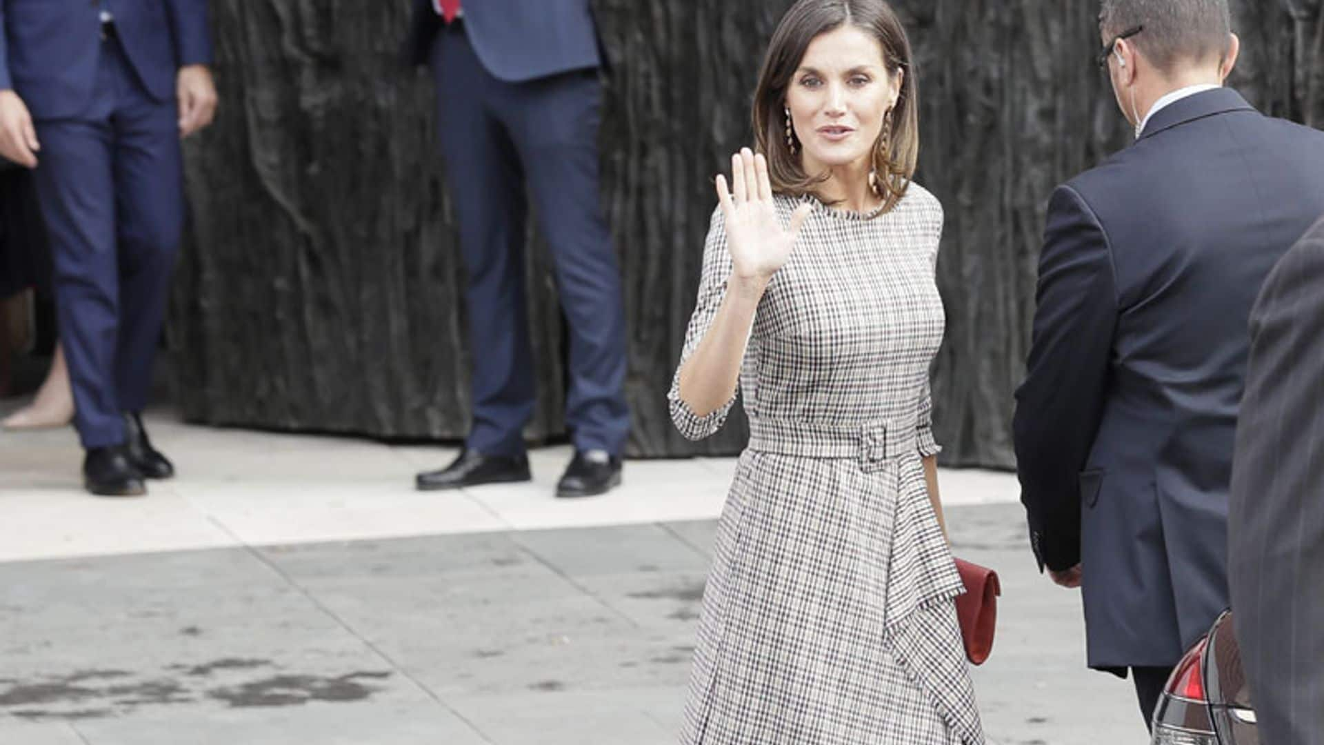 El detalle del nuevo vestido con truco de doña Letizia