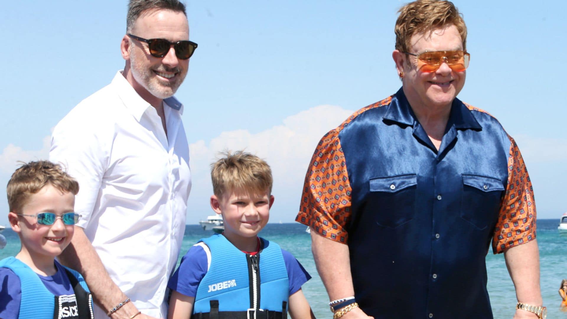David Furnish y sus dos hijos, así es la familia que aplaude a Elton John entre bambalinas