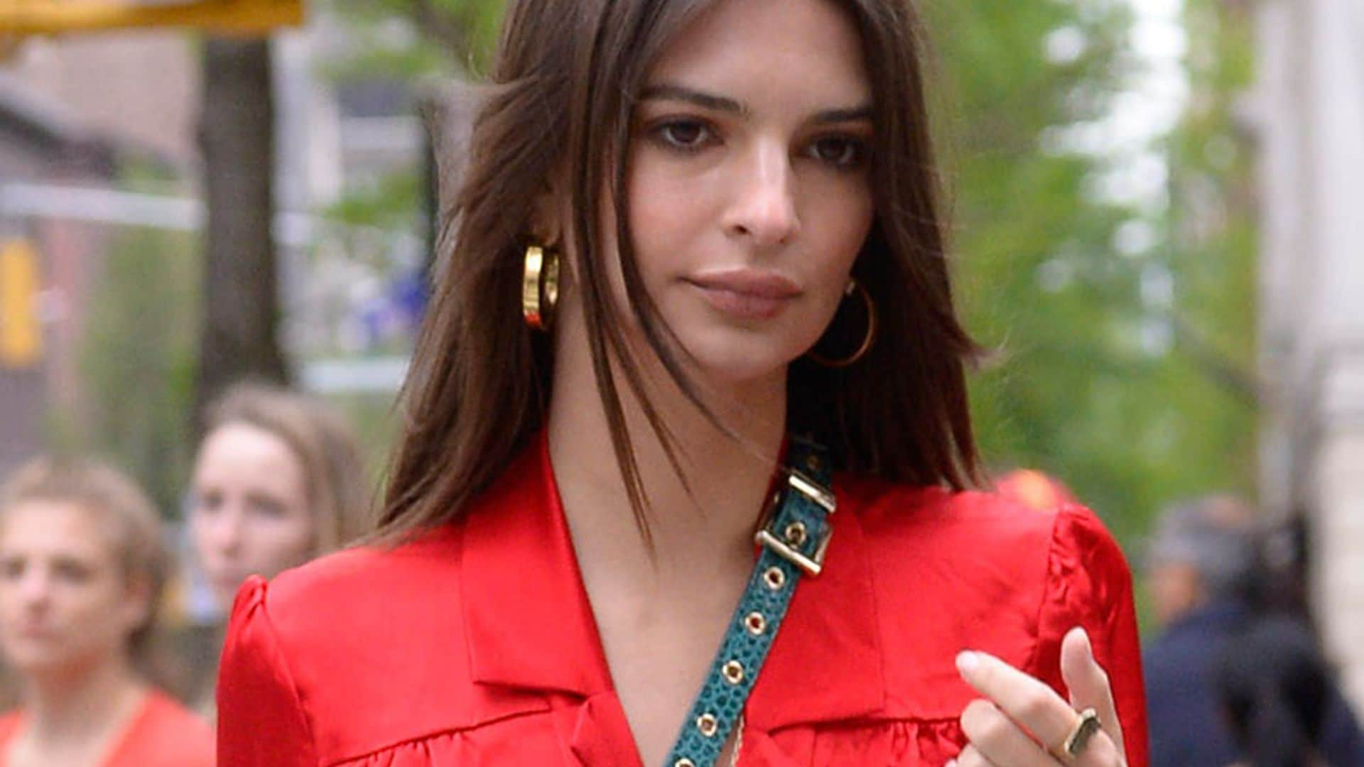 Emily Ratajkowski propone otra forma de llevar los bolsos pequeños