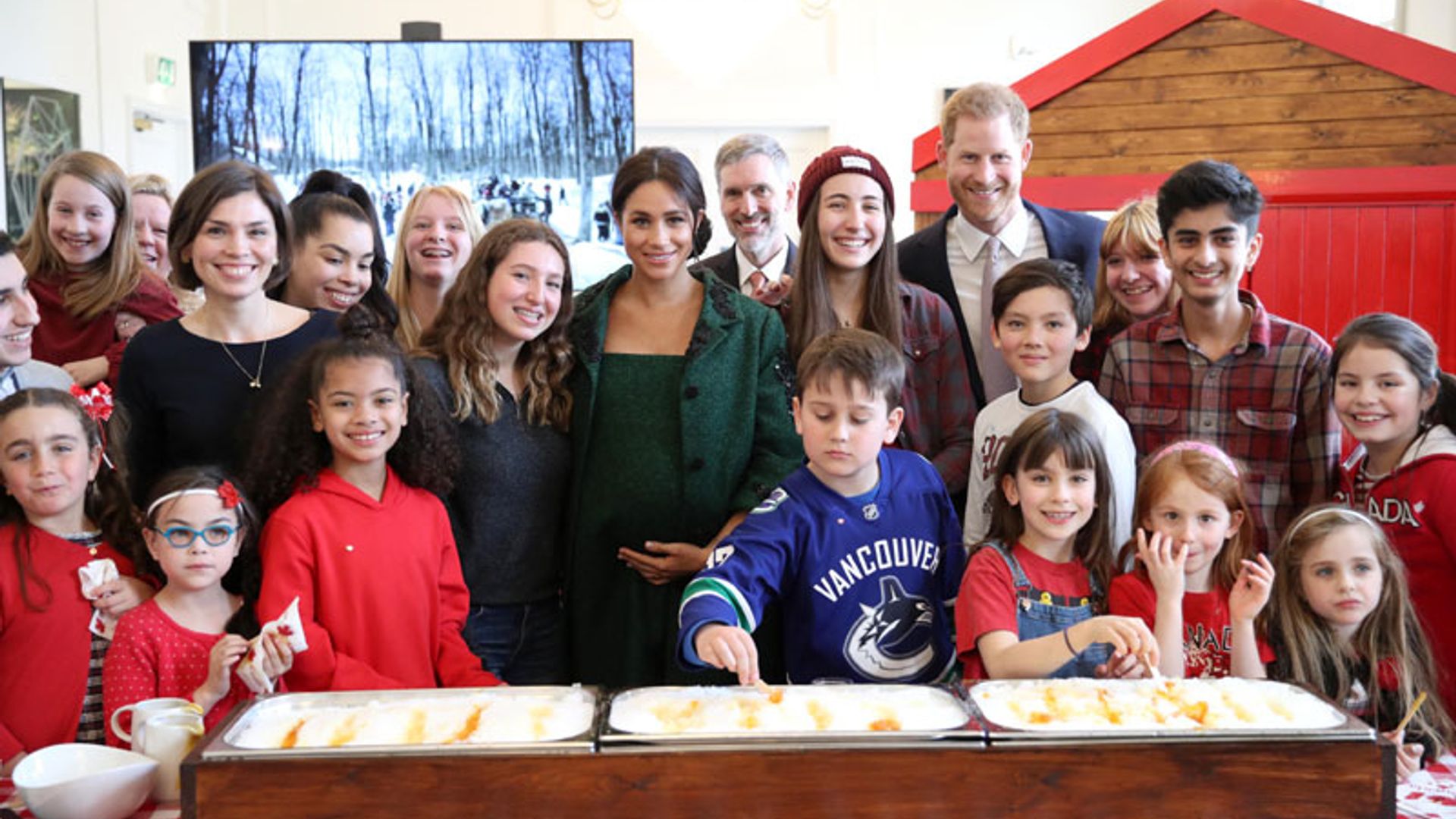 ¡Con las manos en la masa! Los duques de Sussex dan el arranque más dulce al Día de la Commonwealth