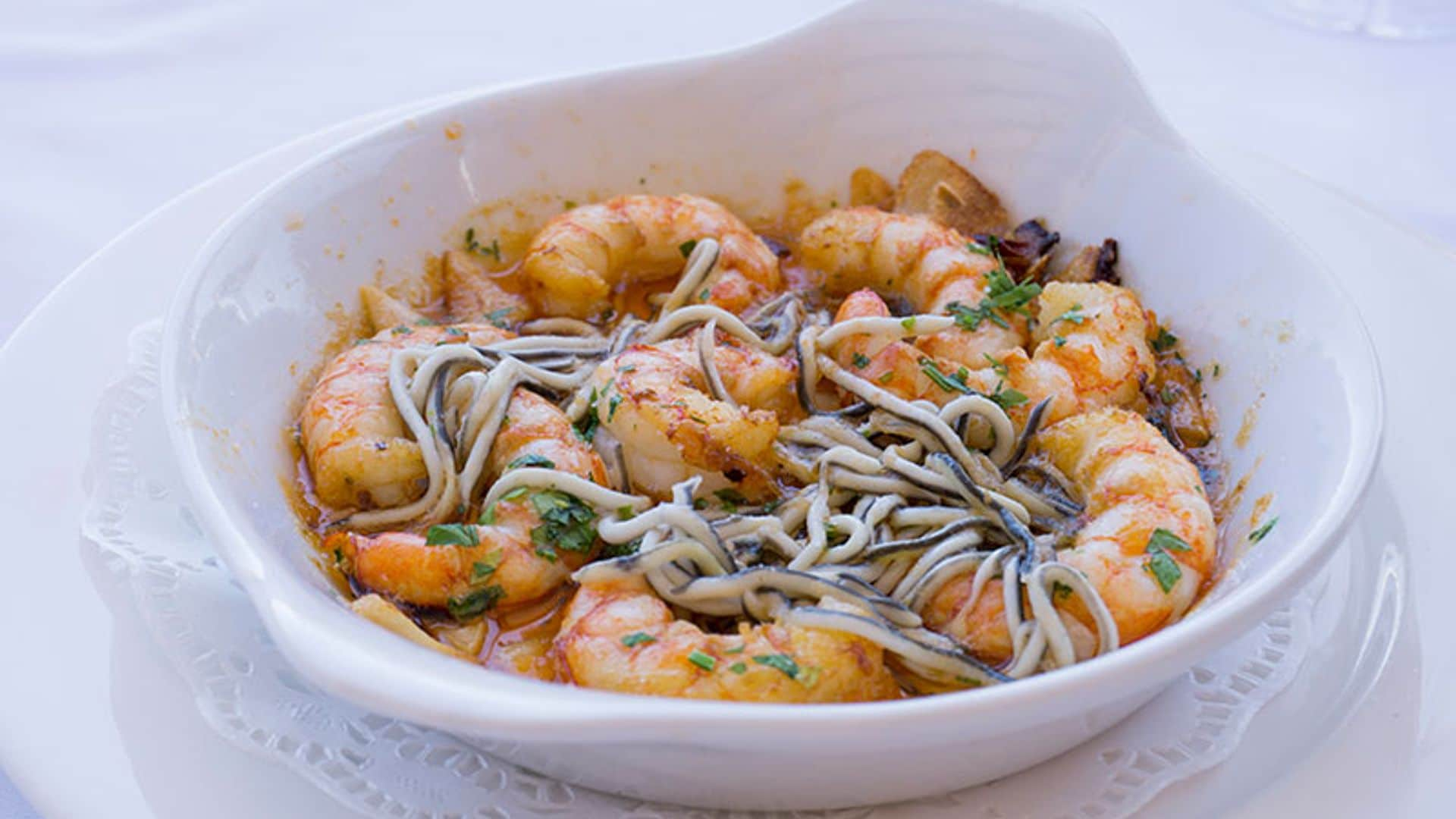 Wok de gulas y gambas al ajillo