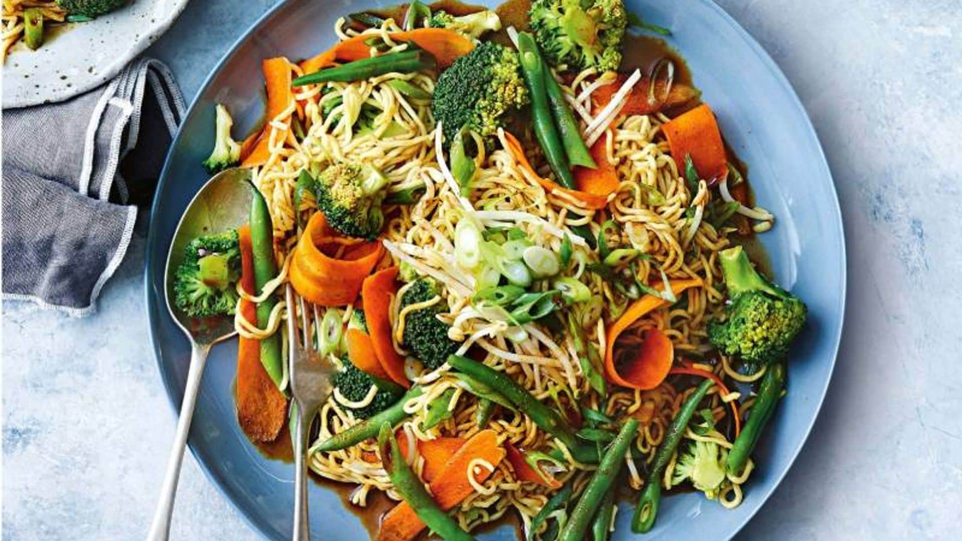 Ensalada de ‘noodles’, bimi, brócoli y zanahoria