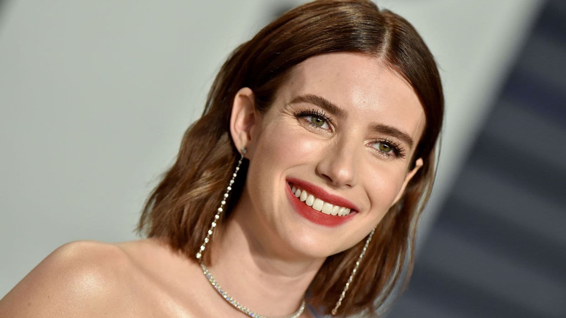 Emma Roberts se desmarca de la tendencia de moda y sorprende con un nuevo cambio de 'look'