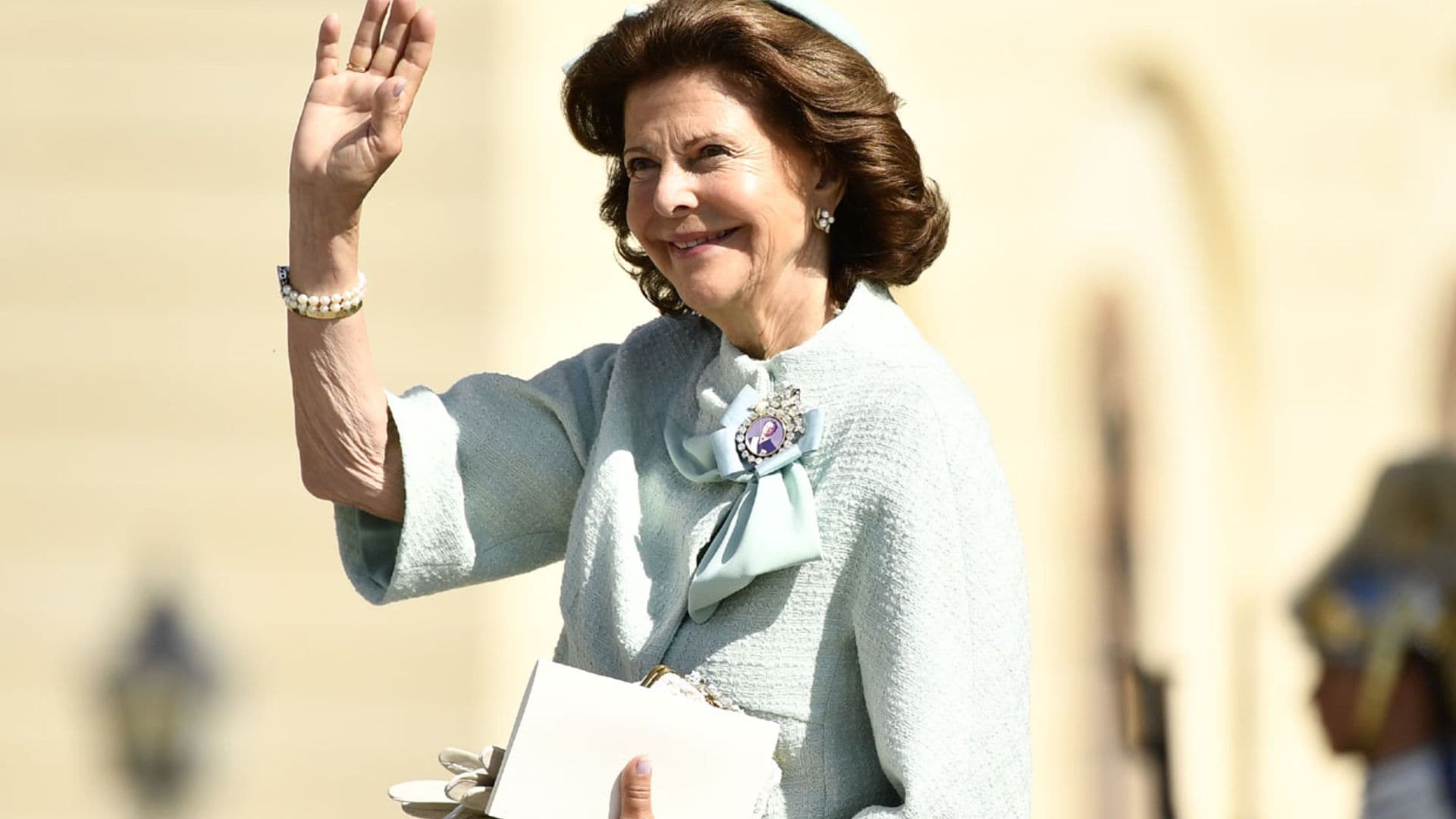 La reina Silvia de Suecia, una radiante abuela en el bautizo del príncipe Julian