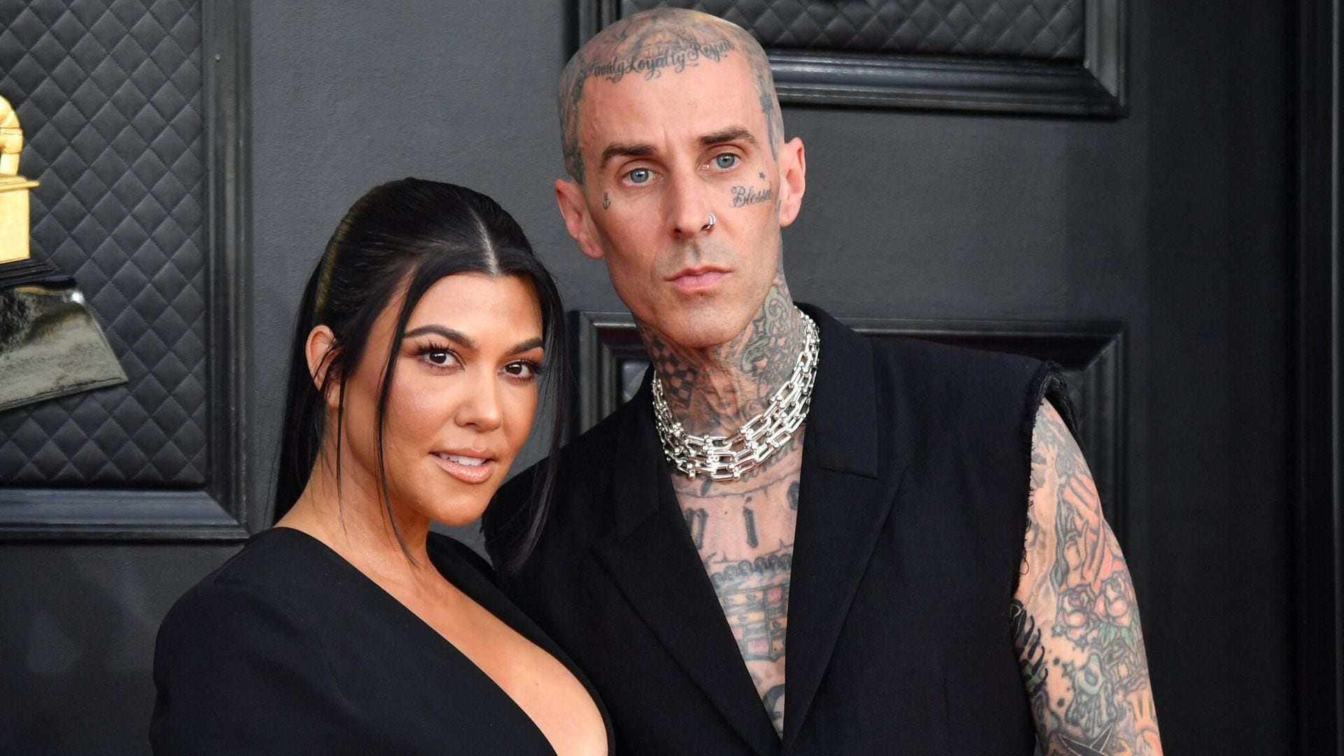 Travis Barker, esposo de Kourtney Kardashian, ingresado por pancreatitis