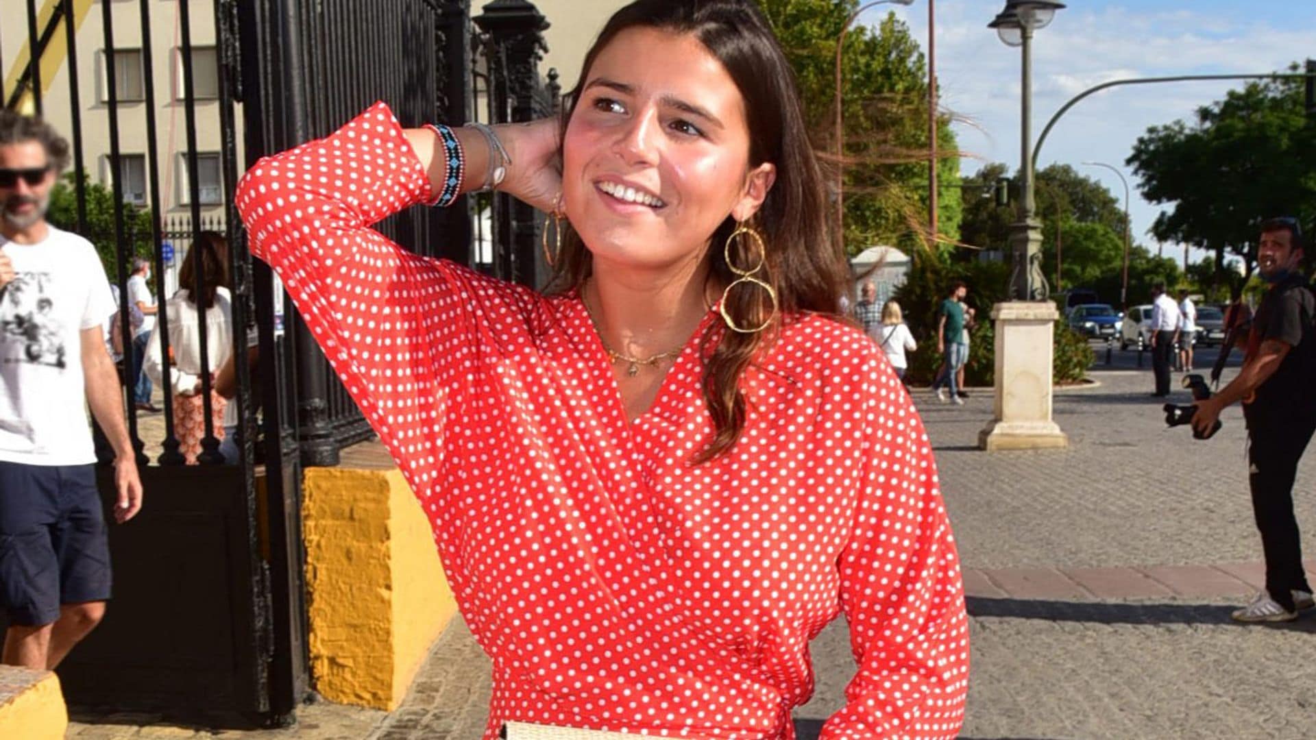 Cayetana Rivera triunfa en Sevilla con el vestido 'wrap' que sienta bien a todos los cuerpos