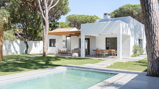 Casa con piscina y varios porches techados