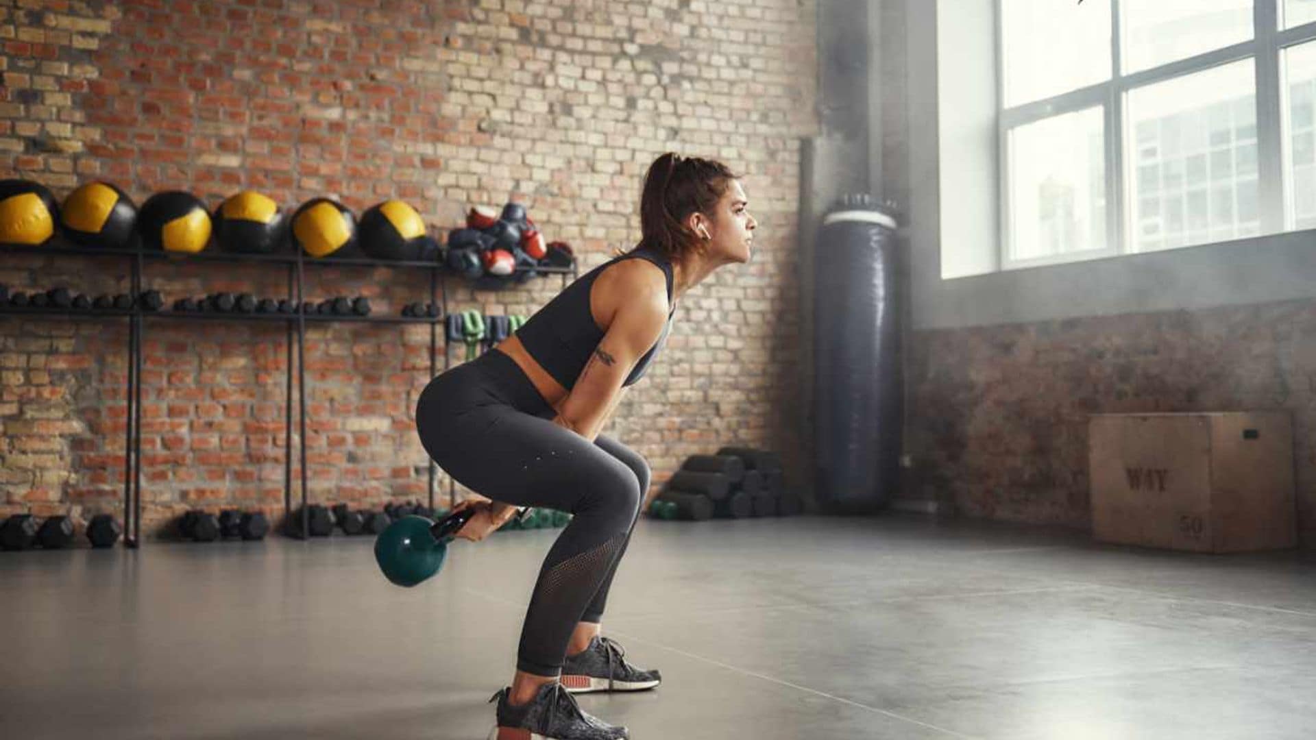 'Kettlebell swing', por qué deberías incluir este ejercicio con pesas rusas en tu rutina de fuerza