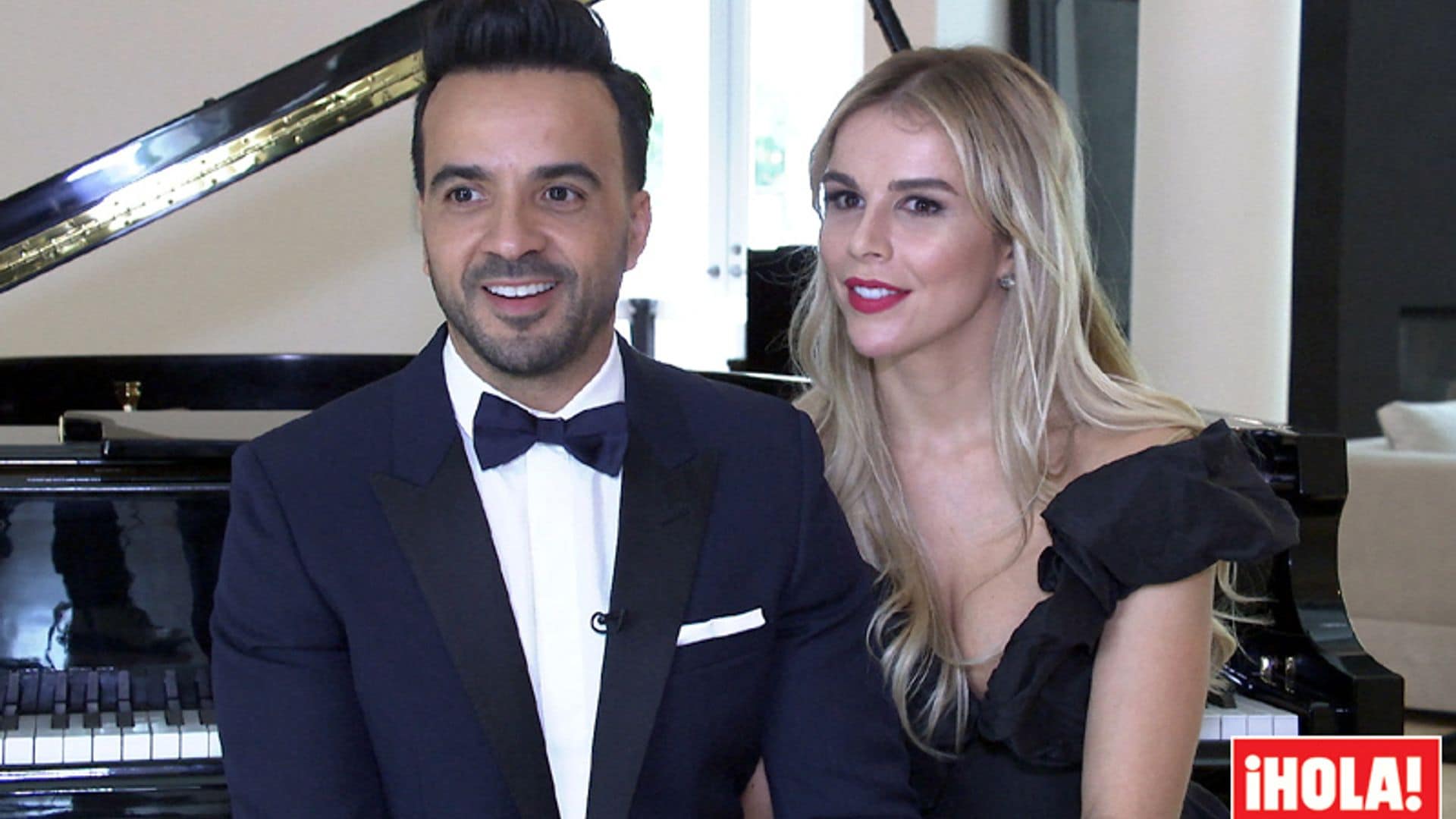 Luis Fonsi y Águeda López, risueños y cómplices en el divertido test de pareja de ¡HOLA!