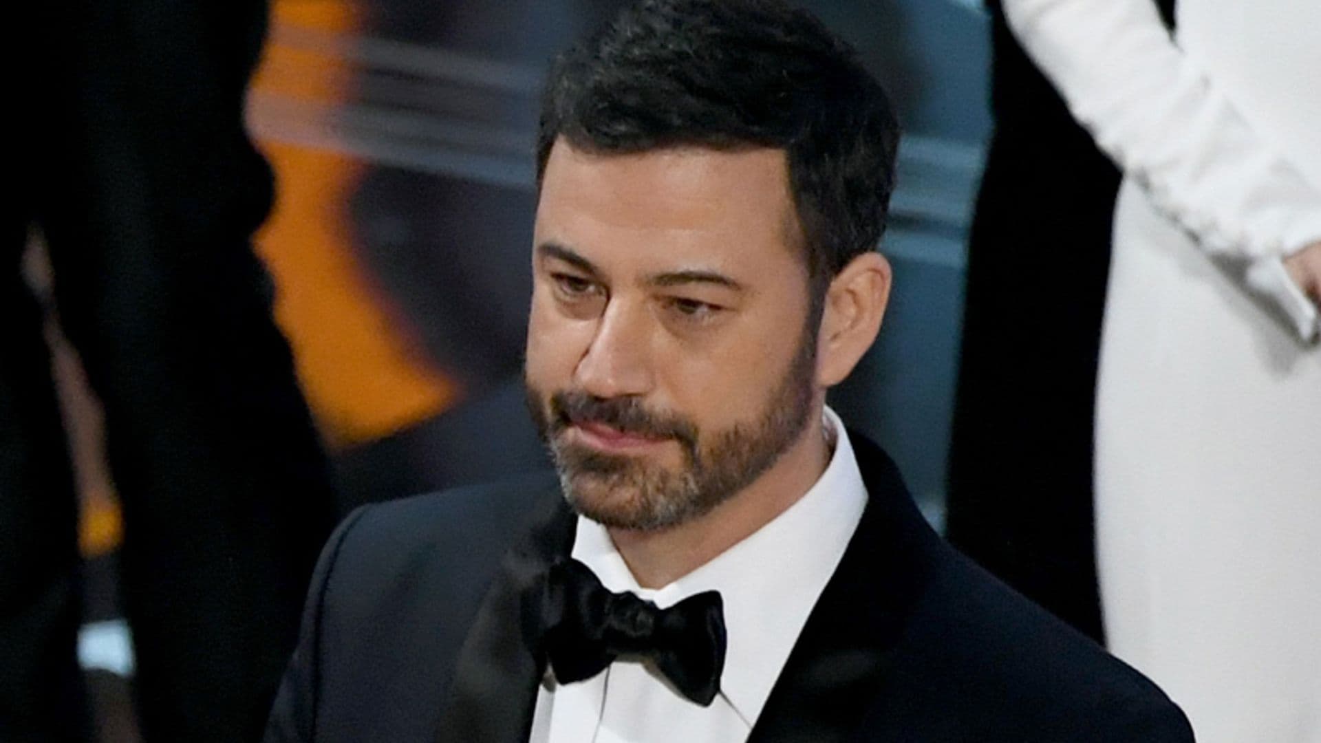 El presentador Jimmy Kimmel se emociona al recordar la operación a corazón abierto de su hijo recién nacido