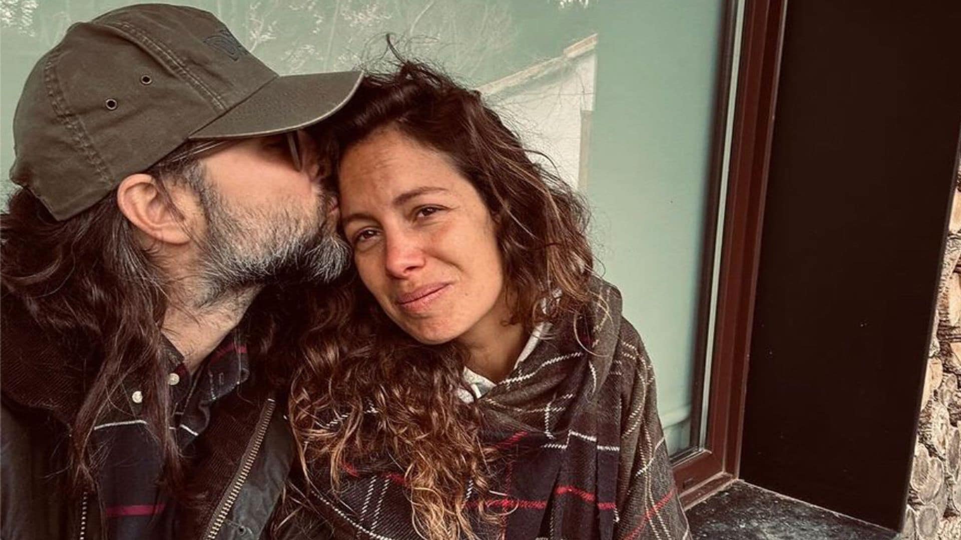 Laura Madrueño se despide de sus padres y su marido antes de viajar a 'Supervivientes'