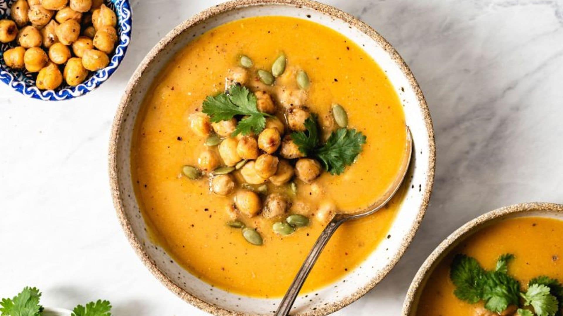 Crema de boniato con garbanzos crujientes