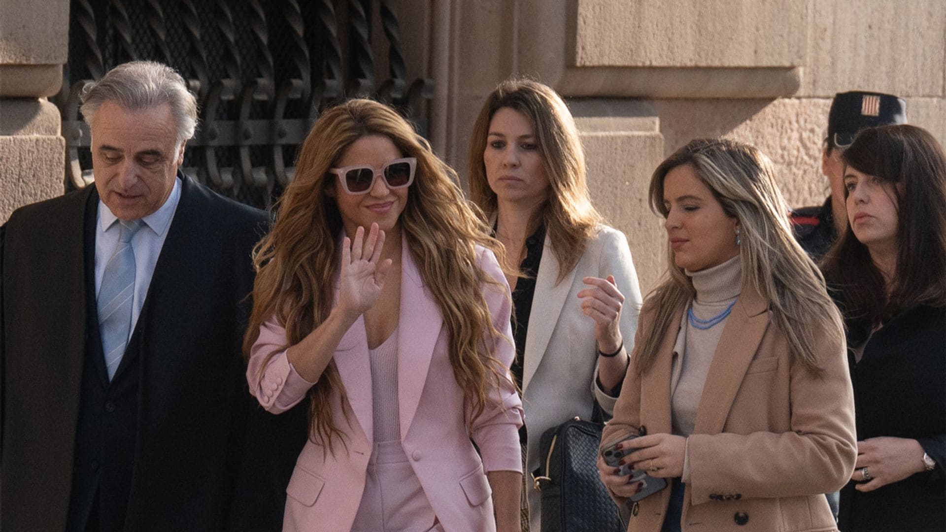 Las imágenes de Shakira respondiendo al juez tras llegar un acuerdo para evitar el proceso penal por presunto fraude fiscal