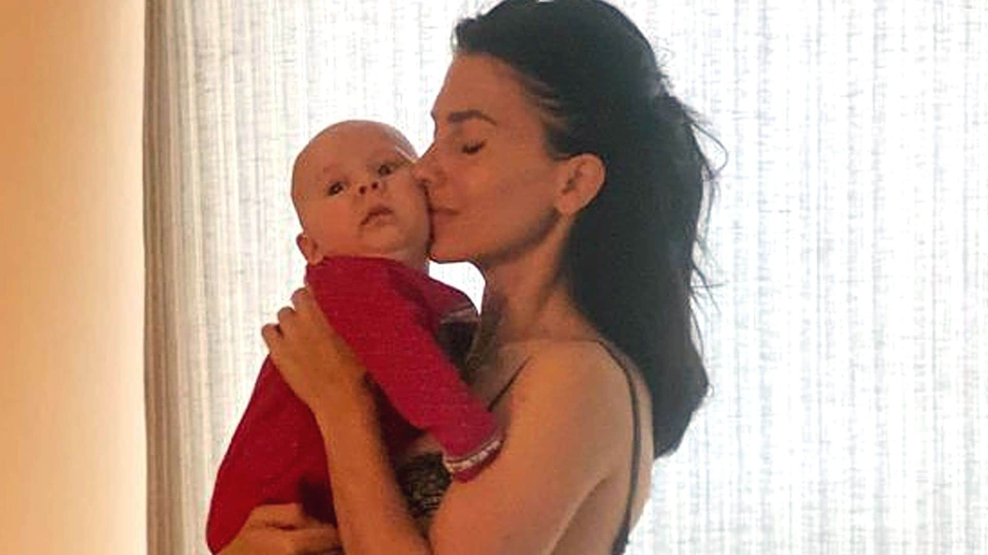 ¡Espectacular! Hilaria Baldwin muestra su figura tres meses después de dar a luz