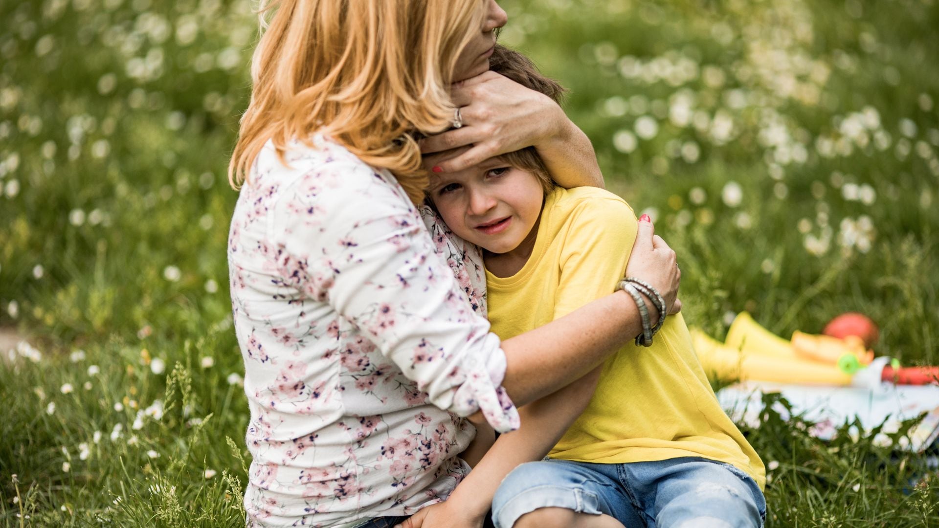 Madre abraza a su hijo en el parque