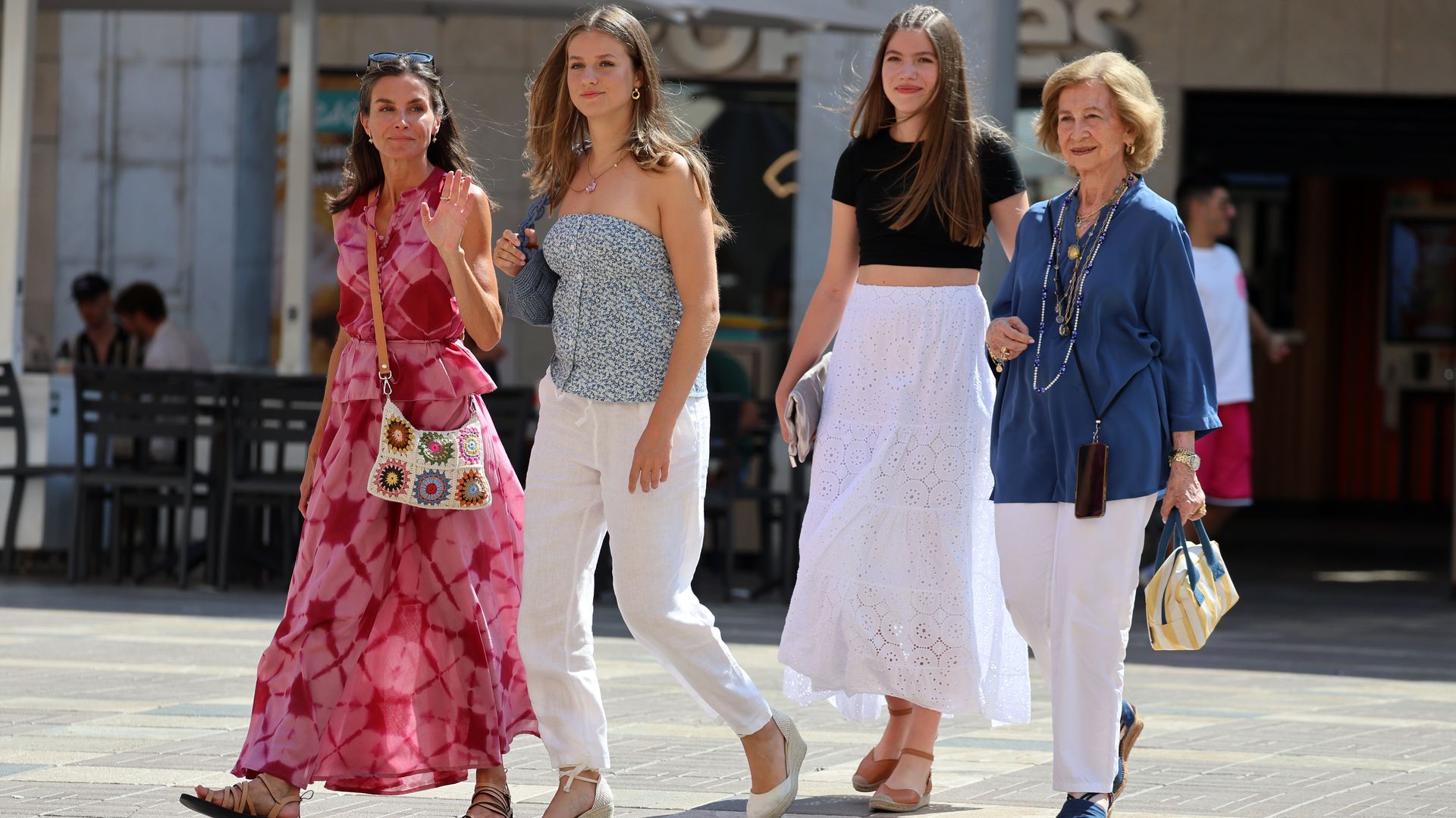 La reina Letizia, la princesa Leonor y la infanta Sofía disfrutan de un día de turismo por Palma junto a doña Sofía