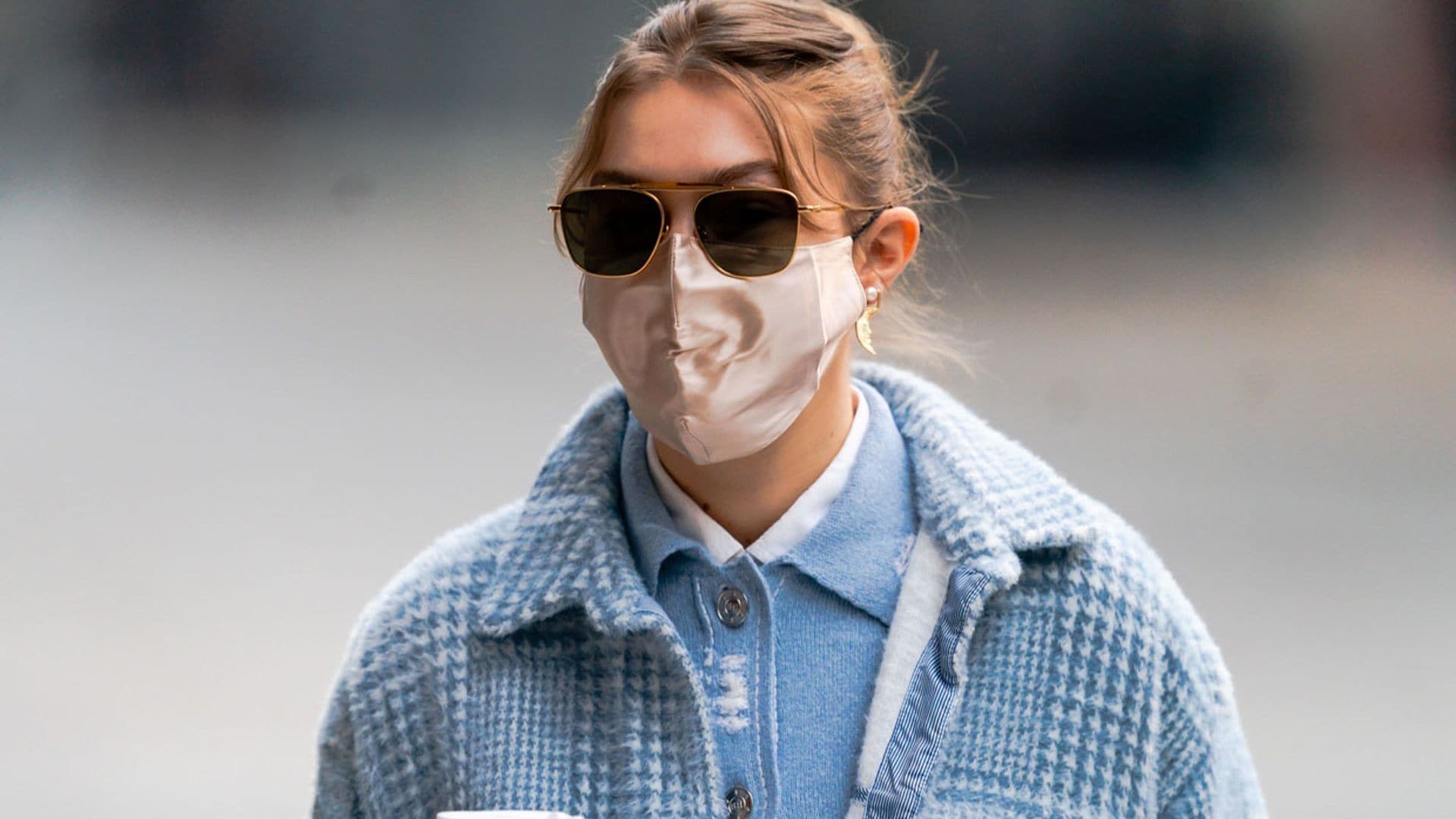 'Baby Blue', la tendencia de 2021 que Gigi Hadid nos adelanta con su último look