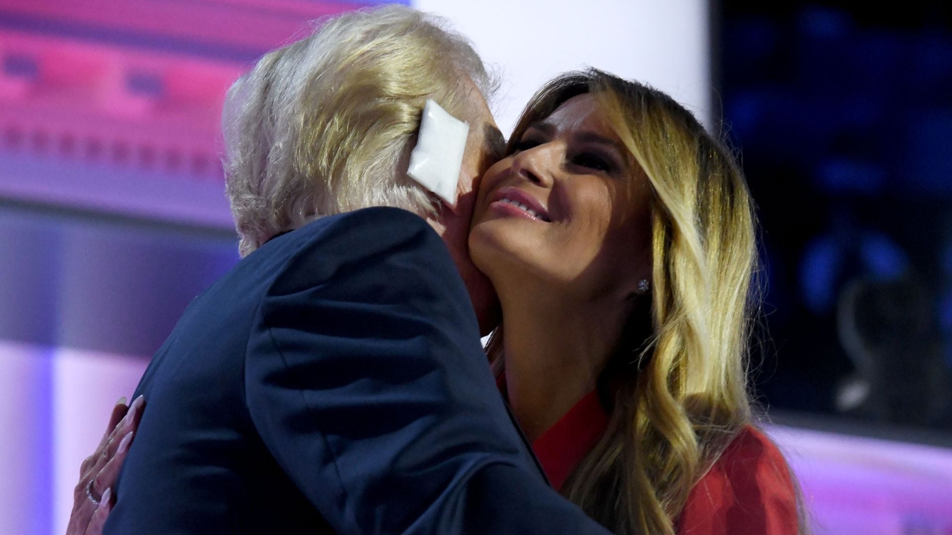 El beso a Melania y el cariño de sus nietos: los Trump unidos en torno al candidato a la Casa Blanca