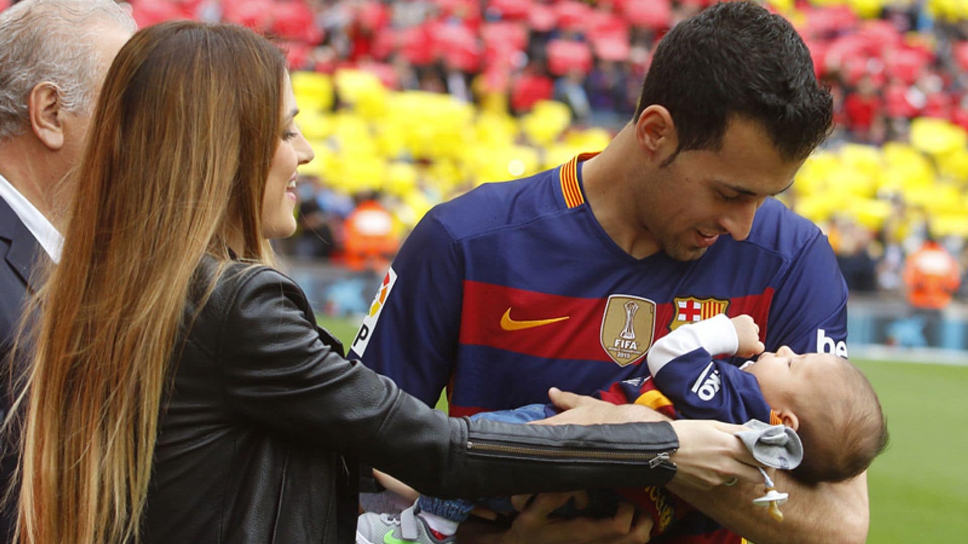 Sergio Busquets salta al campo por primera vez con su hijo en brazos