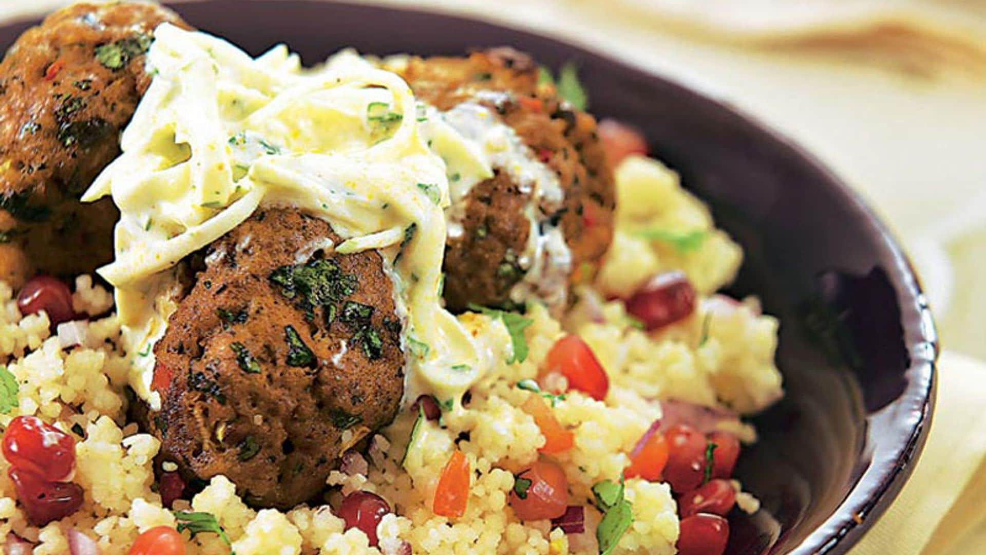 Albóndigas con cuscús y salsa de manzana