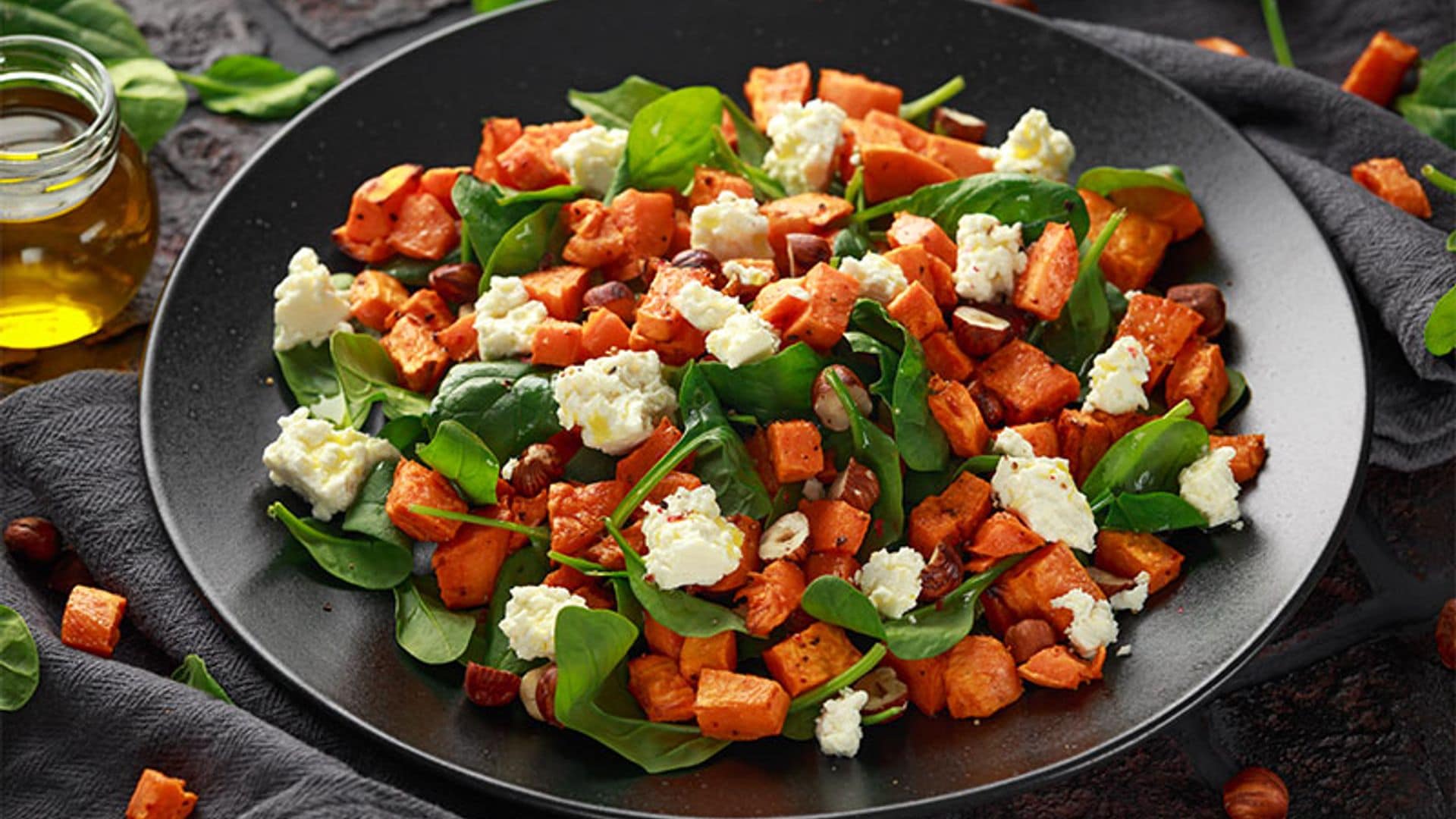 Ensalada templada de boniato con espinacas, queso feta y avellanas