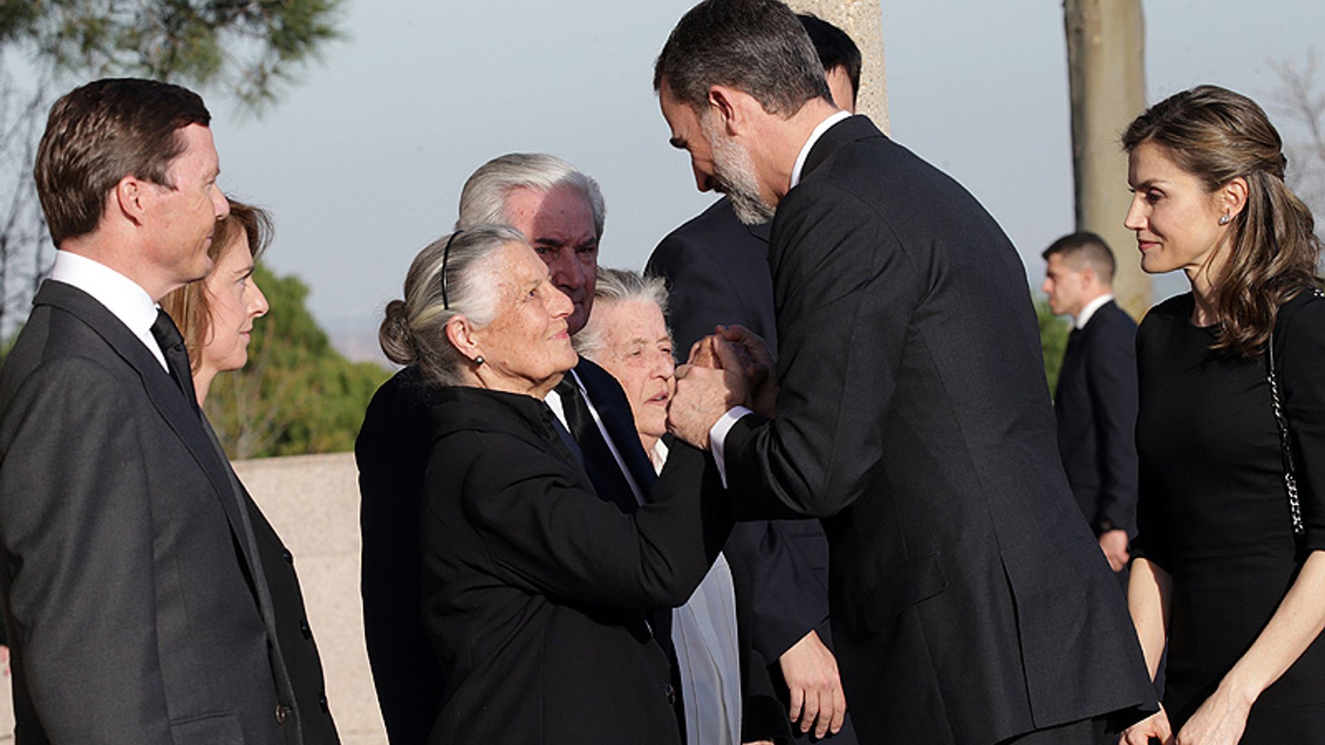 Los Reyes despiden a Alicia Borbón-Parma, tía del rey Juan Carlos