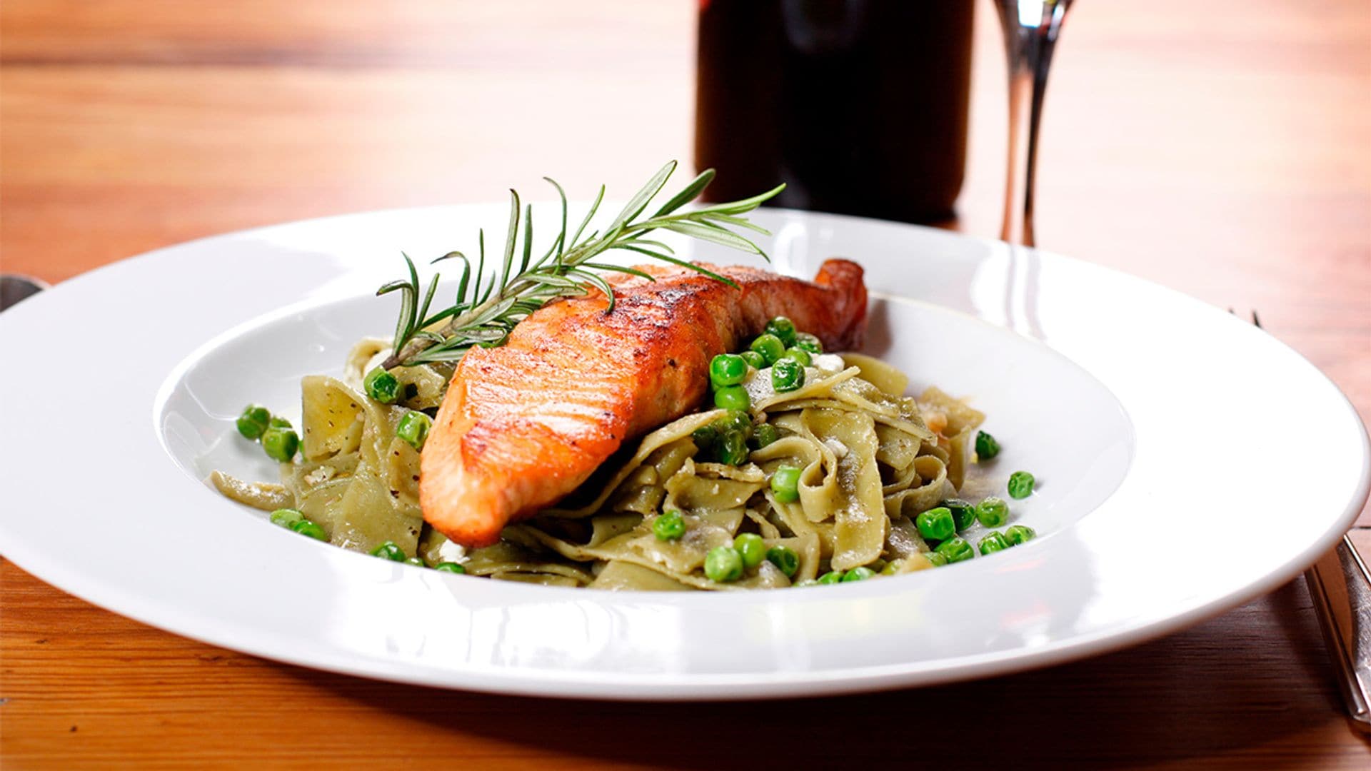 Salmón a la parrilla con pasta y guisantes lágrima