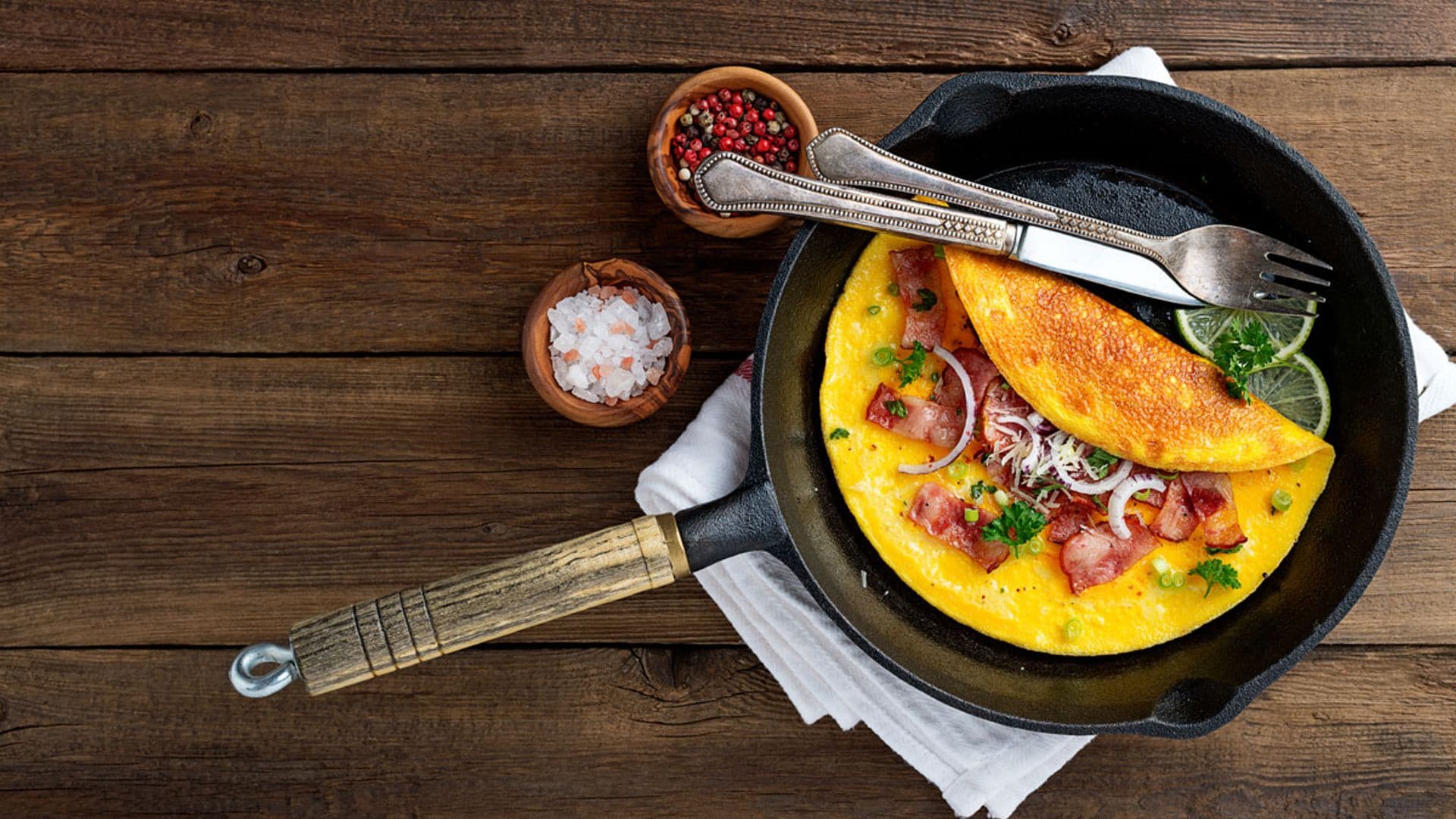 Tortilla francesa con beicon y cebolla morada