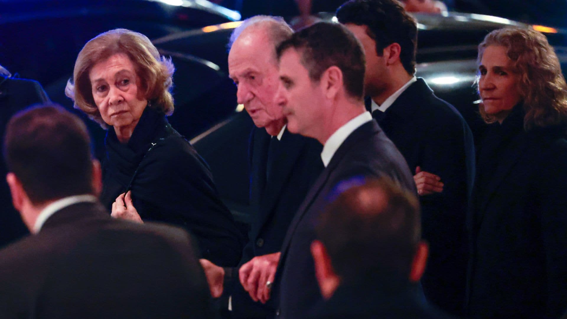 Primeras imágenes de don Juan Carlos junto a doña Sofía, sus hijas y sus nietos en Atenas para asistir al funeral de Constantino de Grecia