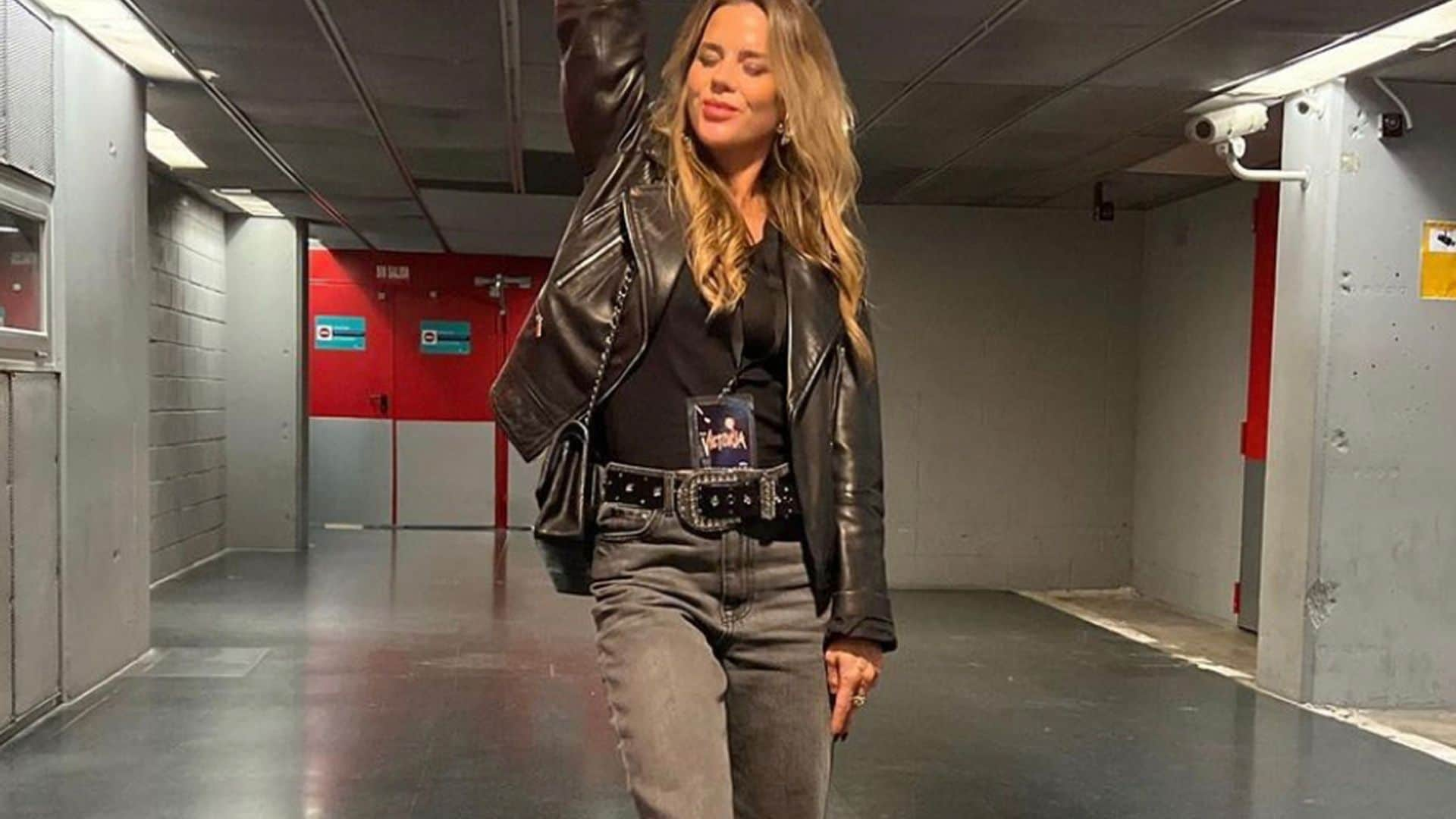 Ficha el look de Amelia Bono para ir de fiesta cómoda: 'biker' de cuero y vaqueros de Zara