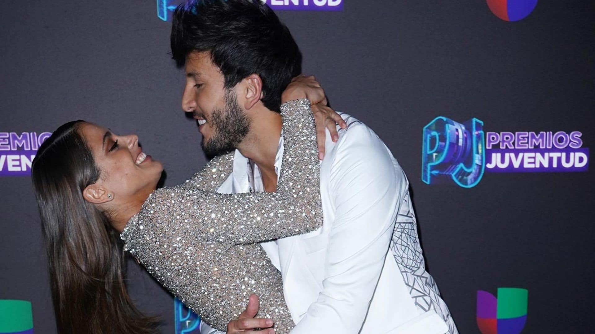 Tini Stoessel y Sebastian Yatra, besos y piropos en los premios Juventud