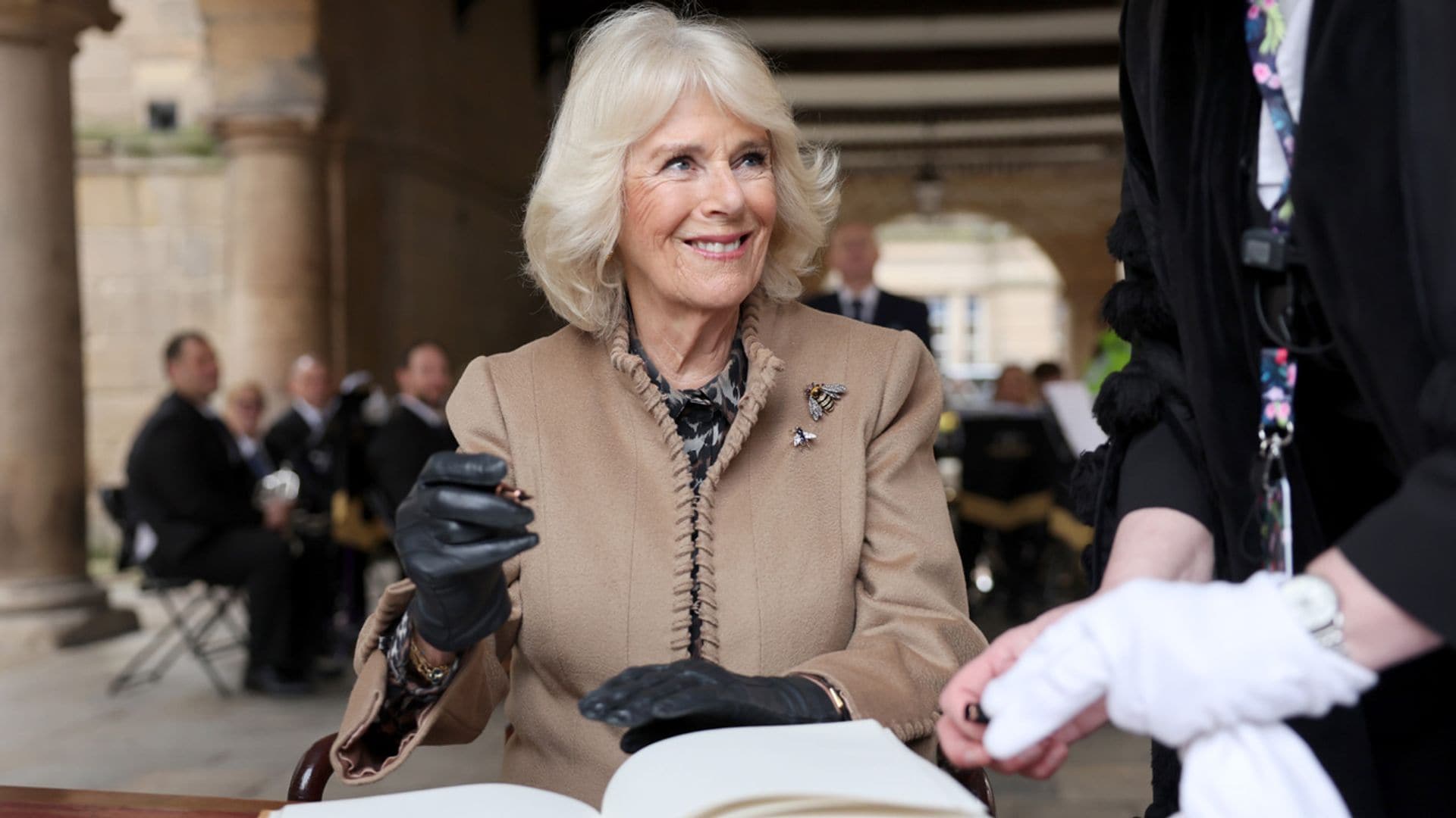 Las reinas Camilla y Máxima coinciden con sus broches de insectos en 24 horas