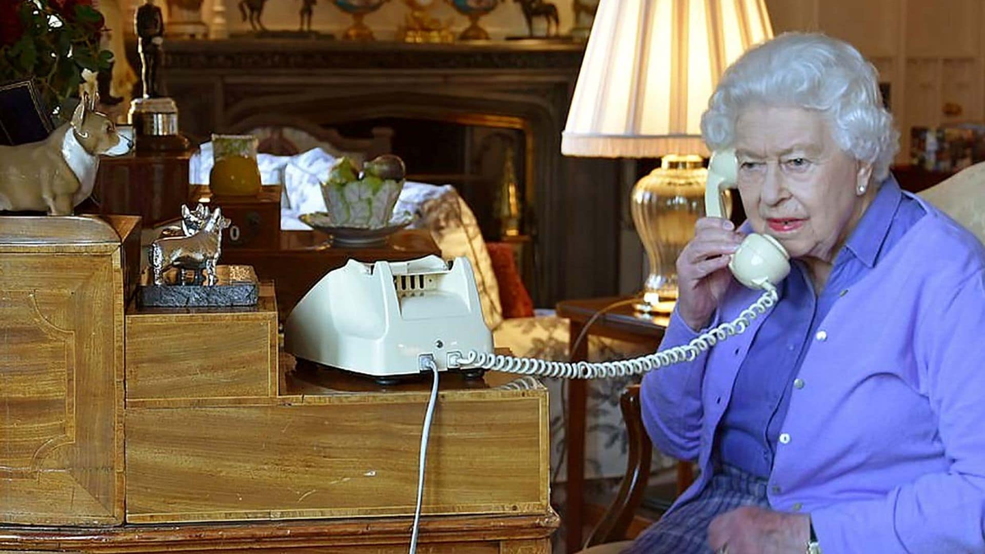 Desde Windsor y por teléfono: la atípica audiencia de Isabel II y Boris Johnson