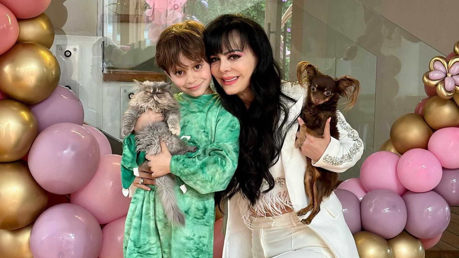 Junto a su nieto, Maribel Guardia celebra su cumpleaños | ¡HOLA!