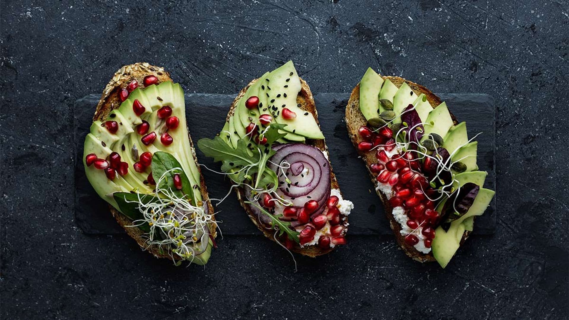 Tostadas de aguacate con granada y pipas de calabaza