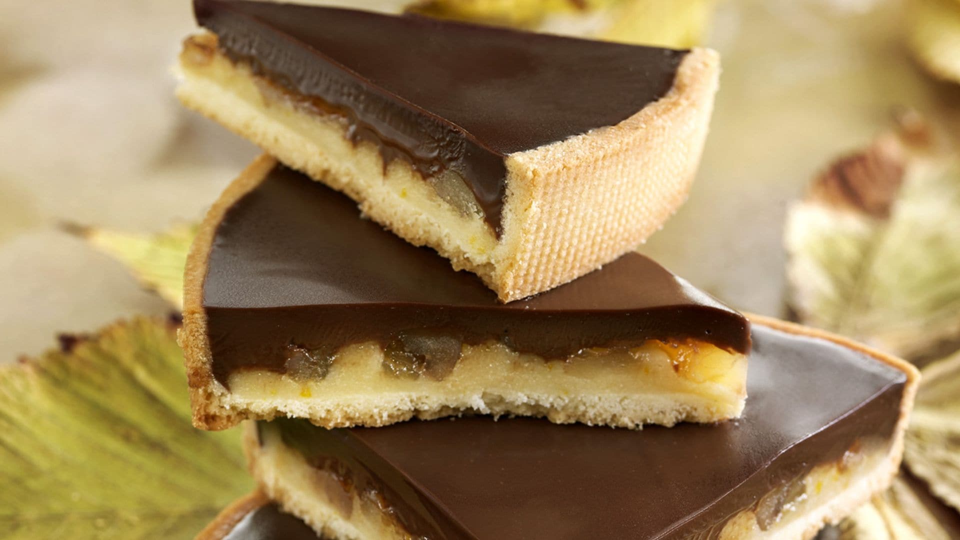 Pastel de chocolate negro y pasta de naranja y almendras