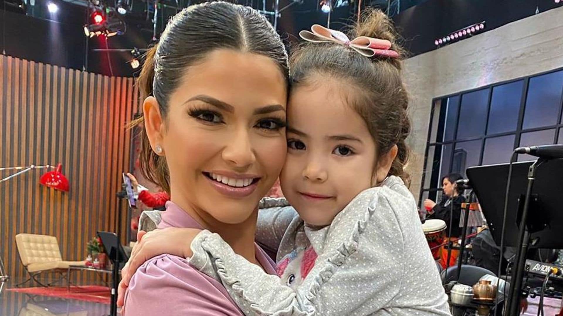 Ana Patricia Gámez sorprende a su hija ¡jugando con su maquillaje!